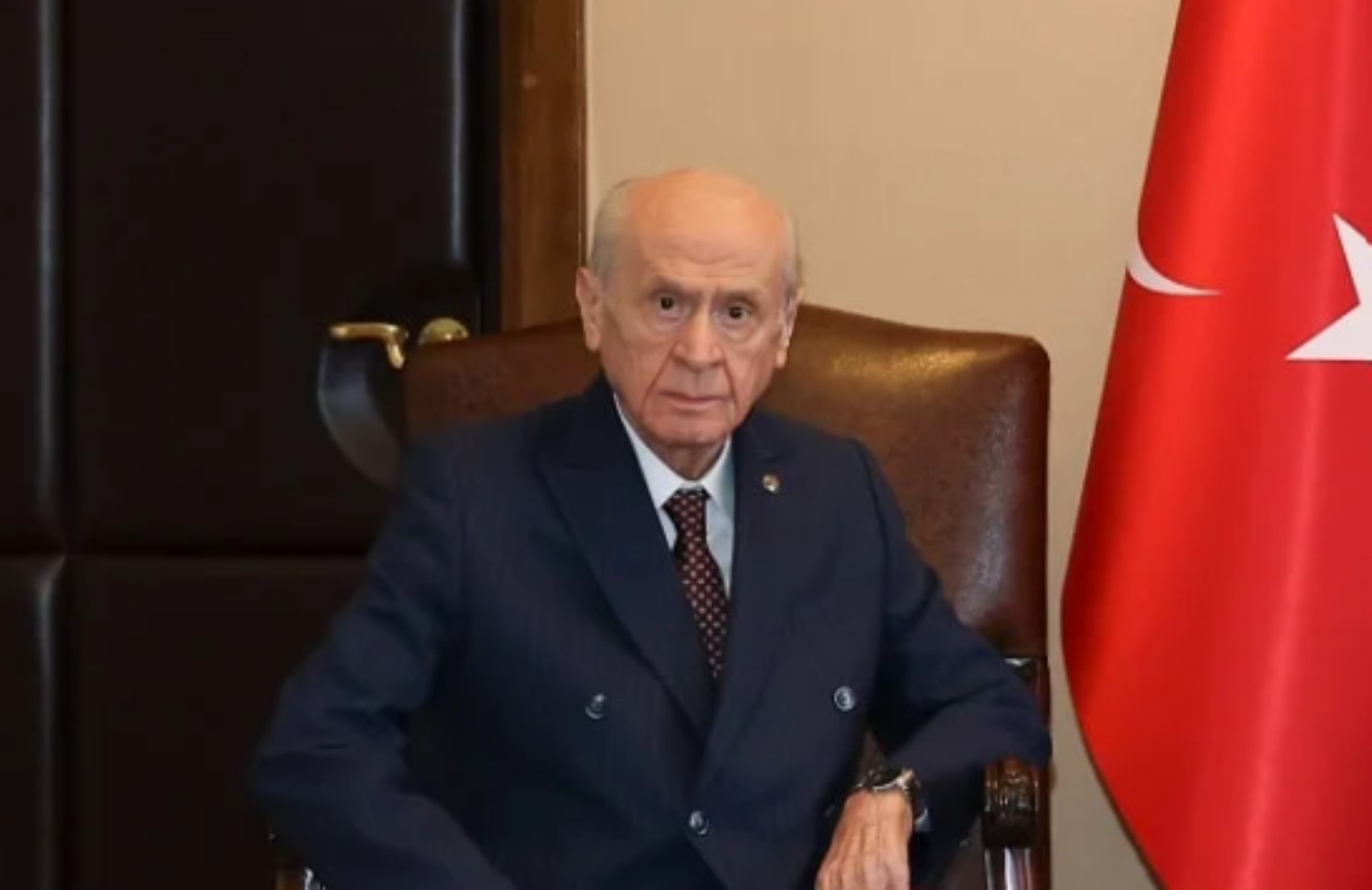 147 gün sonra meclis kürsüsündeydi: Devlet Bahçeli'nin taktığı rozet gündem oldu!