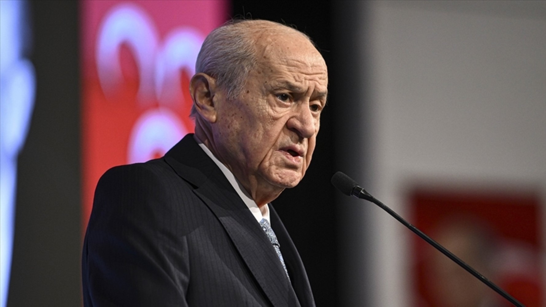 147 gün sonra meclis kürsüsündeydi: Devlet Bahçeli'nin taktığı rozet gündem oldu!