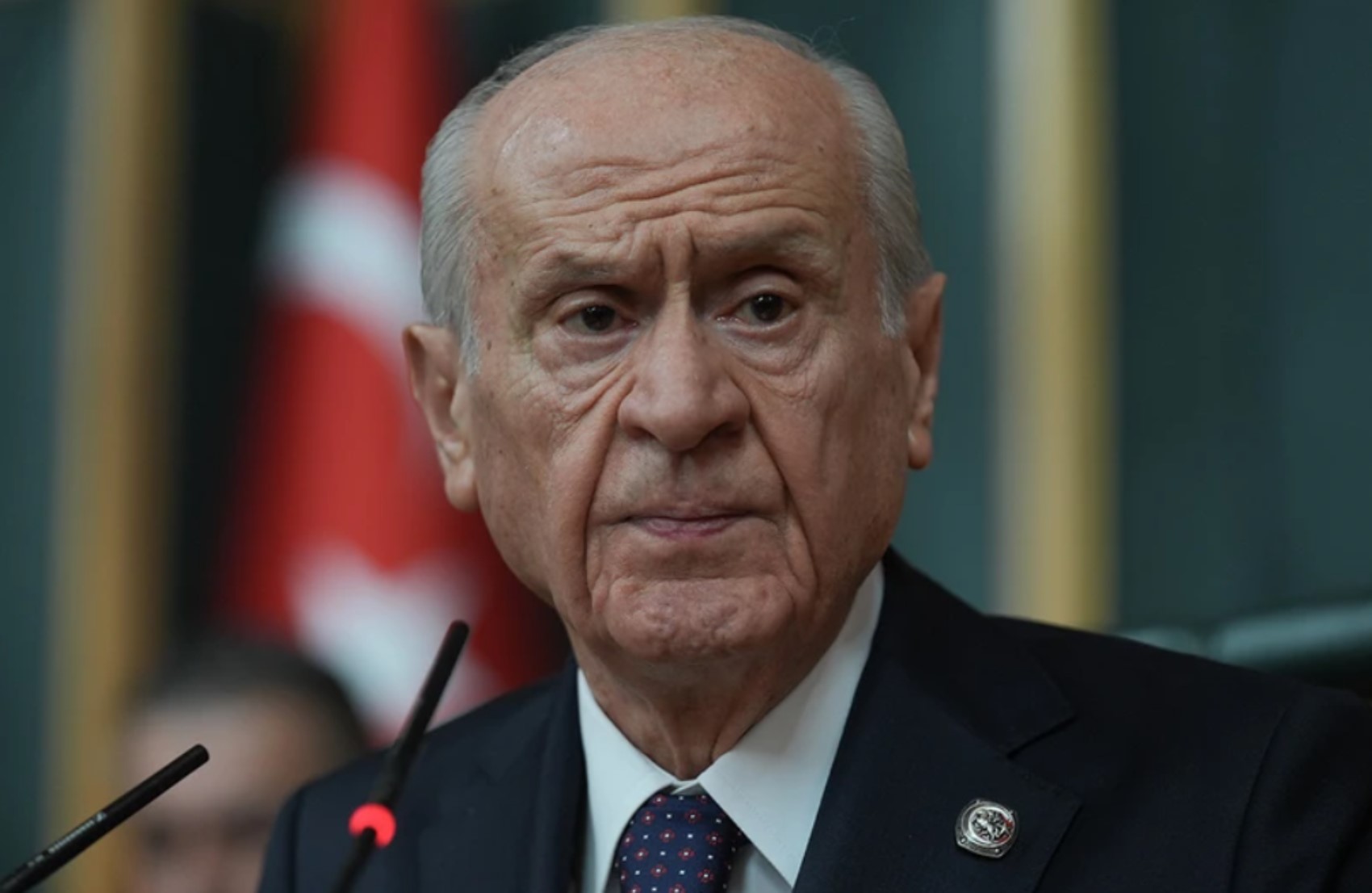 147 gün sonra meclis kürsüsündeydi: Devlet Bahçeli'nin taktığı rozet gündem oldu!
