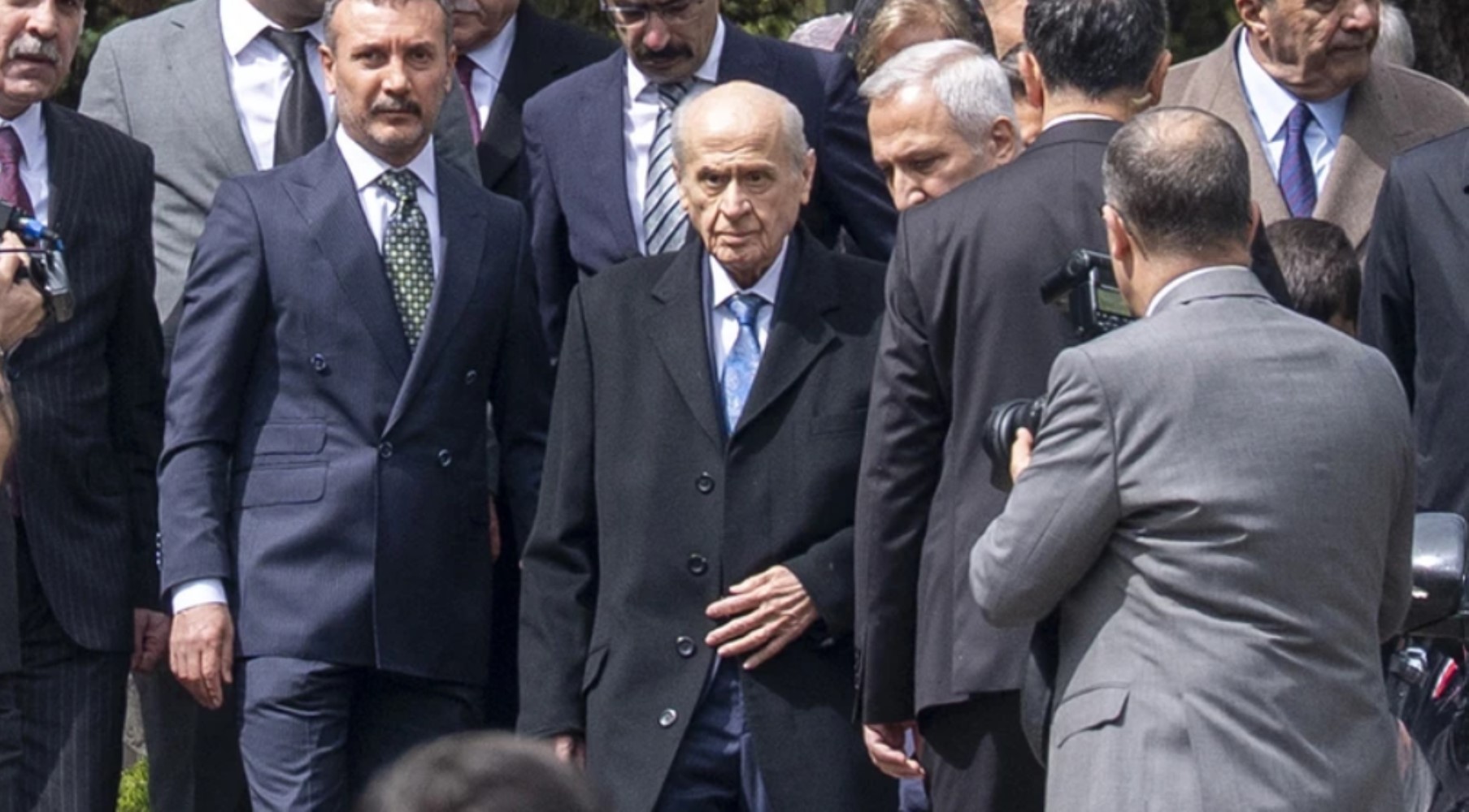 147 gün sonra meclis kürsüsündeydi: Devlet Bahçeli'nin taktığı rozet gündem oldu!