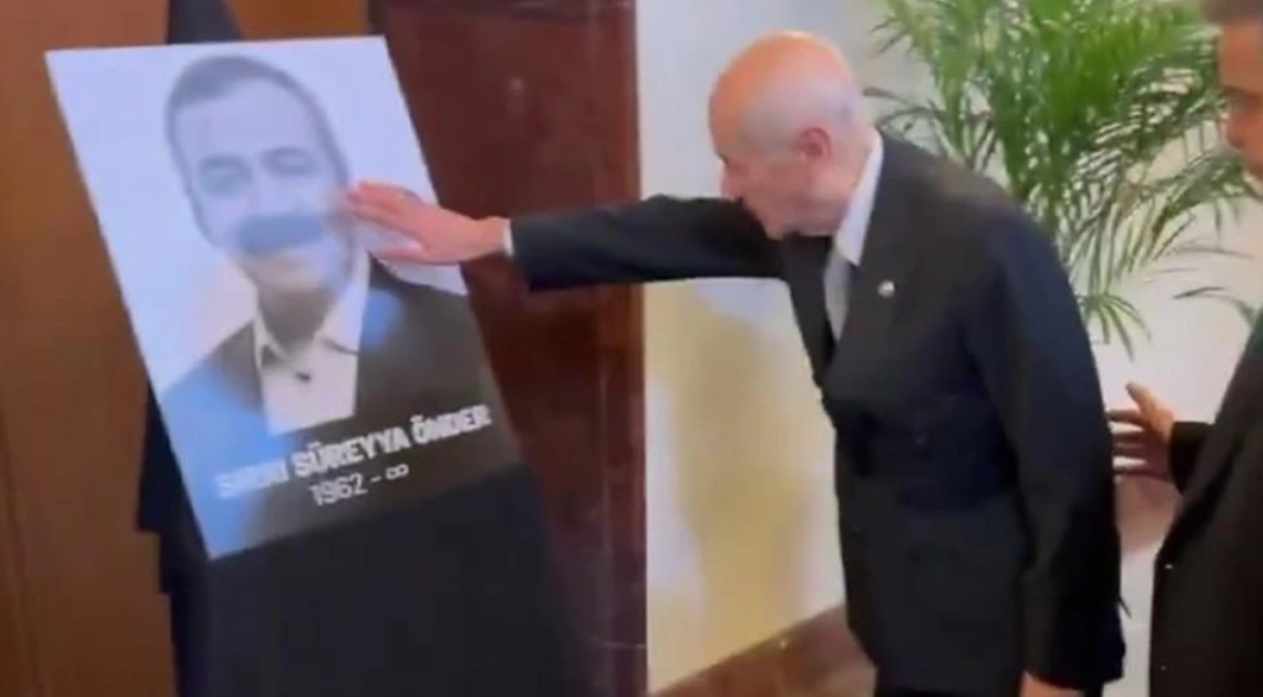 147 gün sonra meclis kürsüsündeydi: Devlet Bahçeli'nin taktığı rozet gündem oldu!