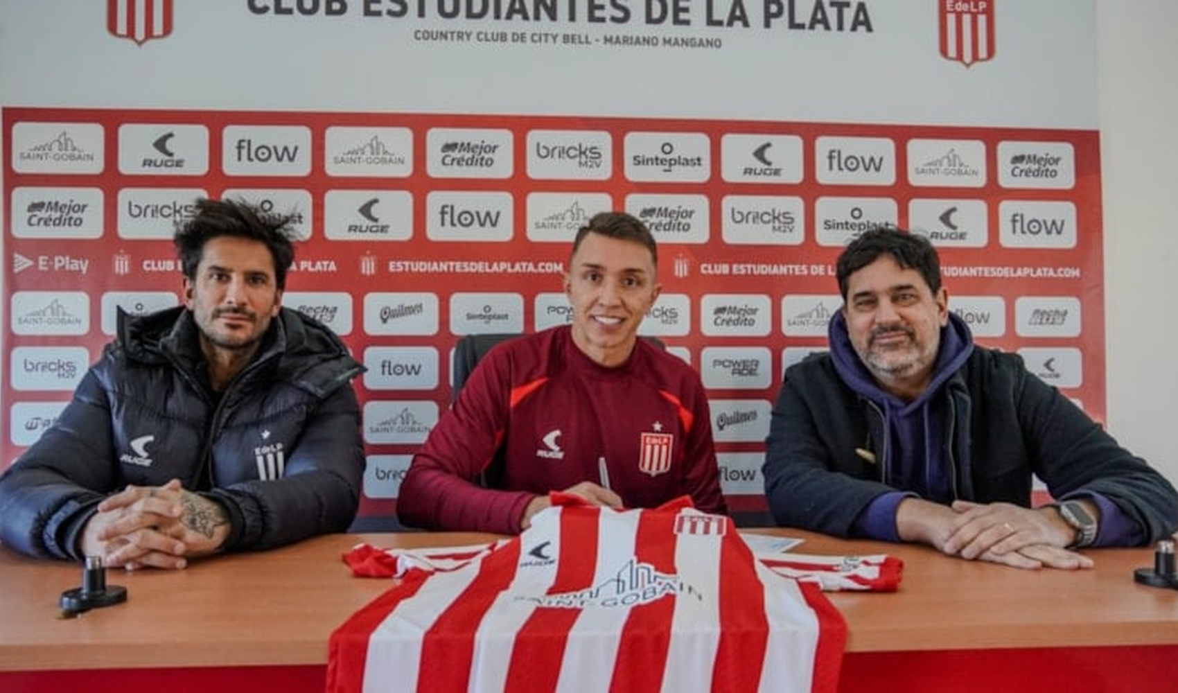 Muslera yeni takımına imzayı attı