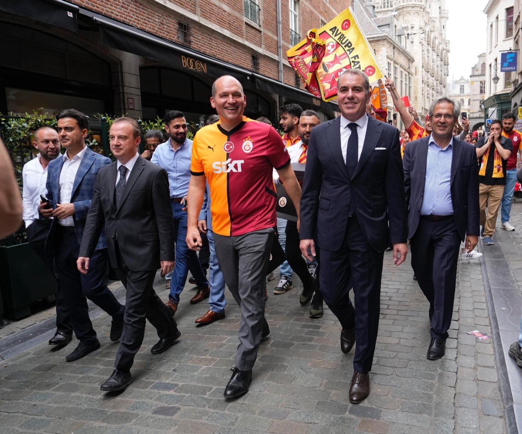 Galatasaray'ın 5 yıldızlı forması 406 yıllık Manneken Pis heykeline giydirildi