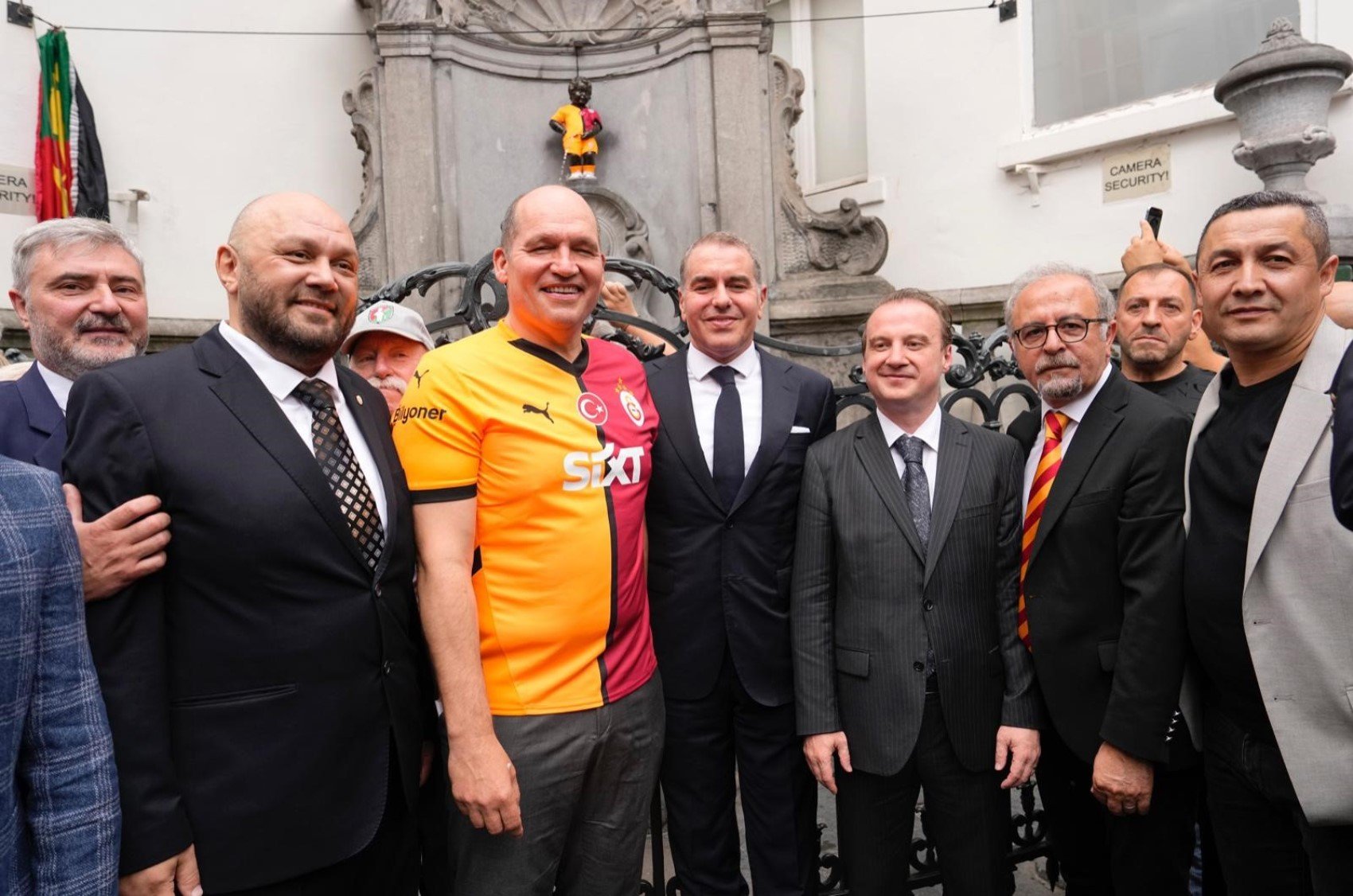 Galatasaray'ın 5 yıldızlı forması 406 yıllık Manneken Pis heykeline giydirildi