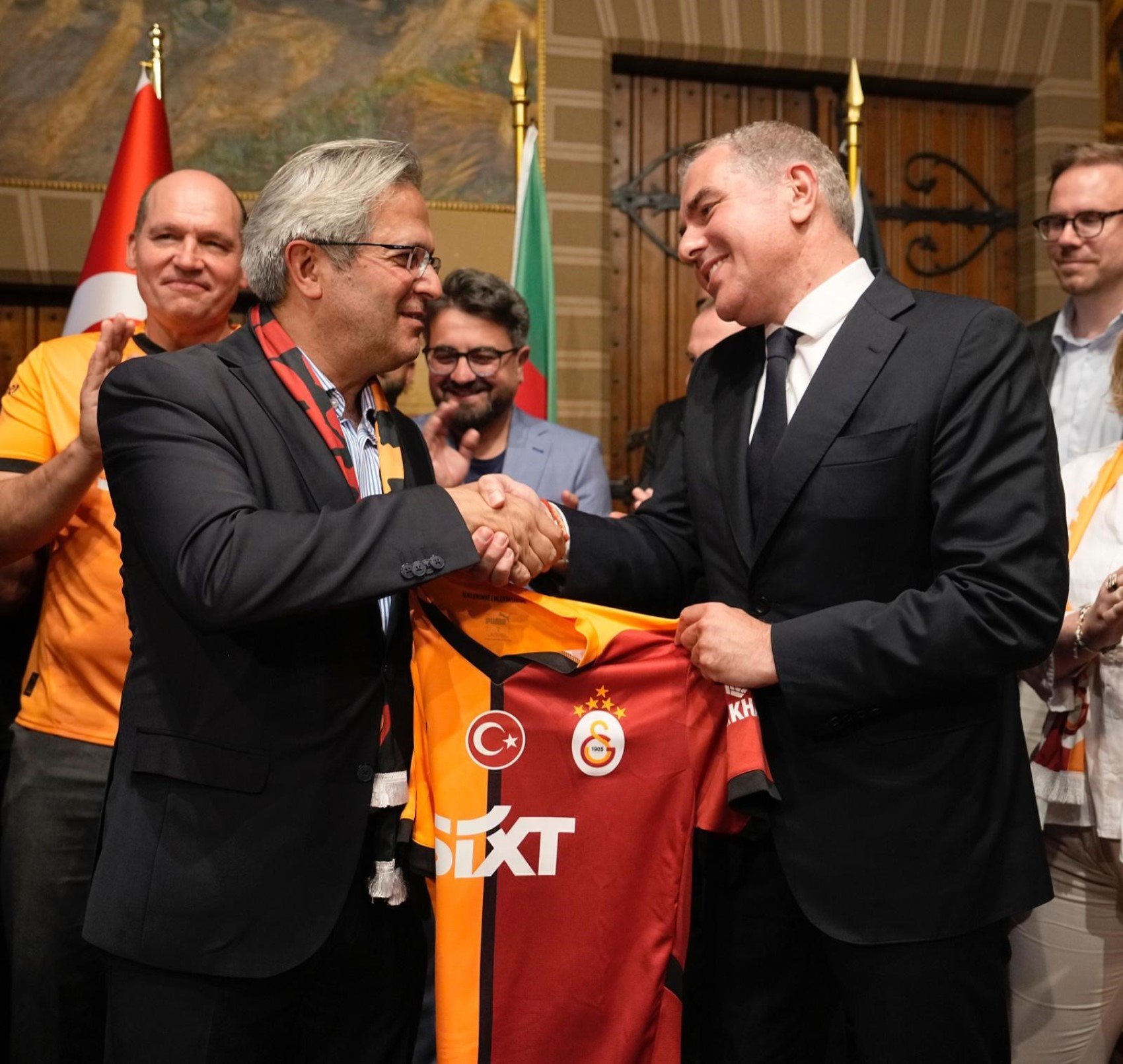 Galatasaray'ın 5 yıldızlı forması 406 yıllık Manneken Pis heykeline giydirildi