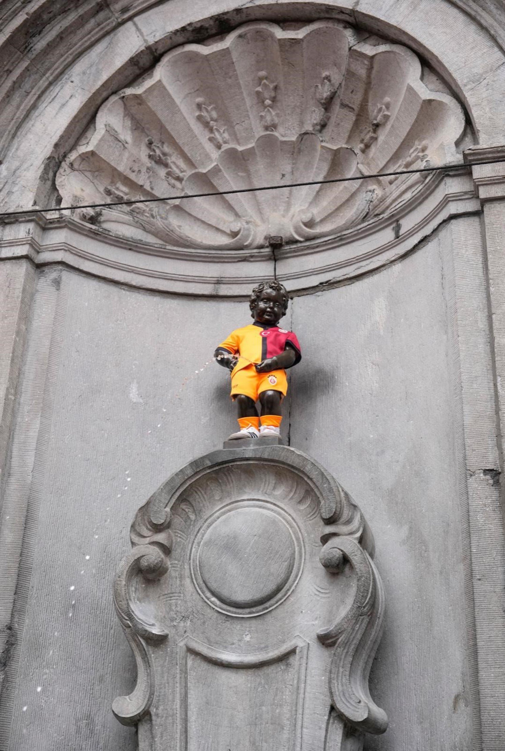 Galatasaray'ın 5 yıldızlı forması 406 yıllık Manneken Pis heykeline giydirildi