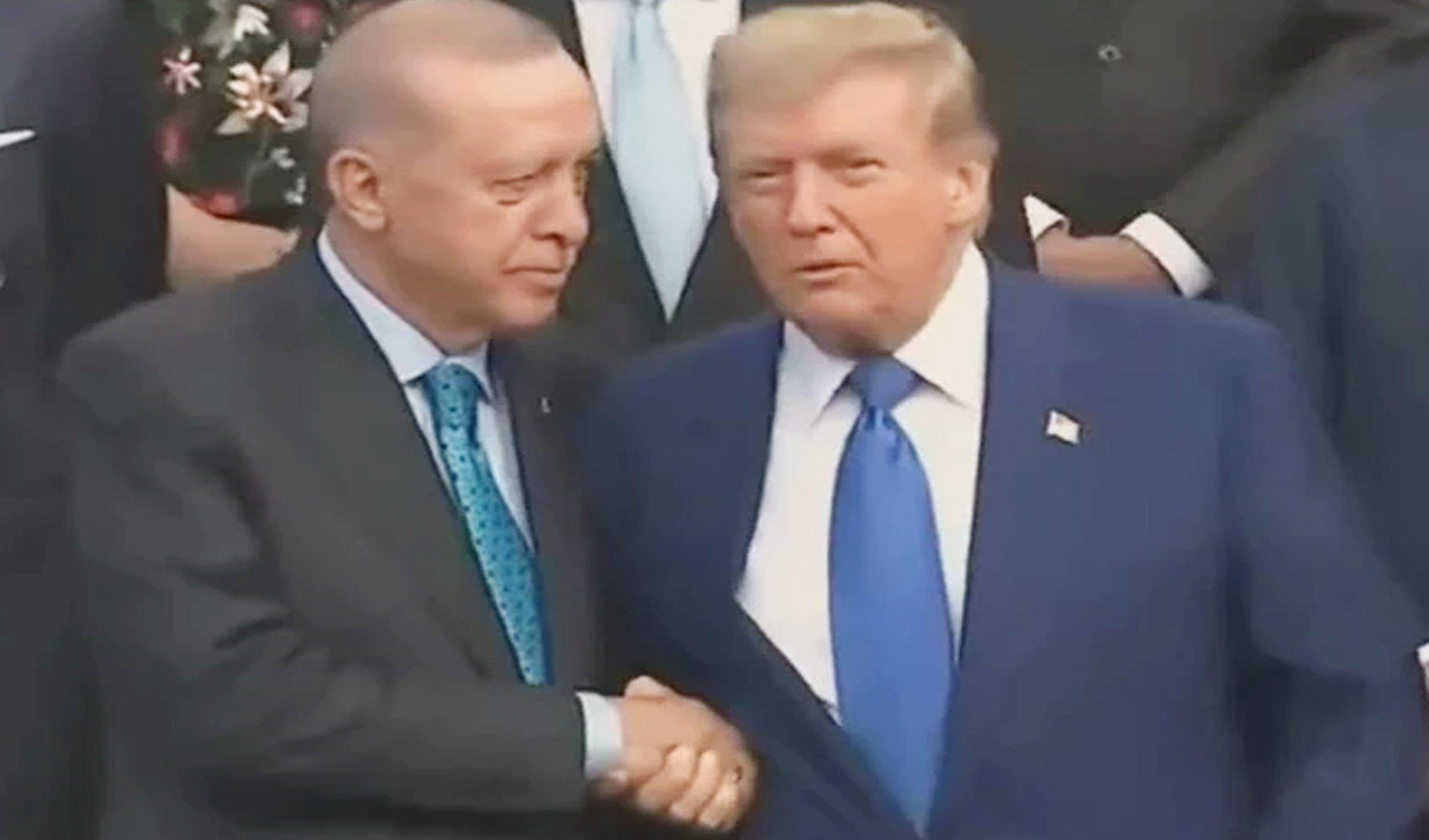 Erdoğan ve Trump'tan Lahey'de samimi kareler: Fotoğraf öncesi tokalaştılar