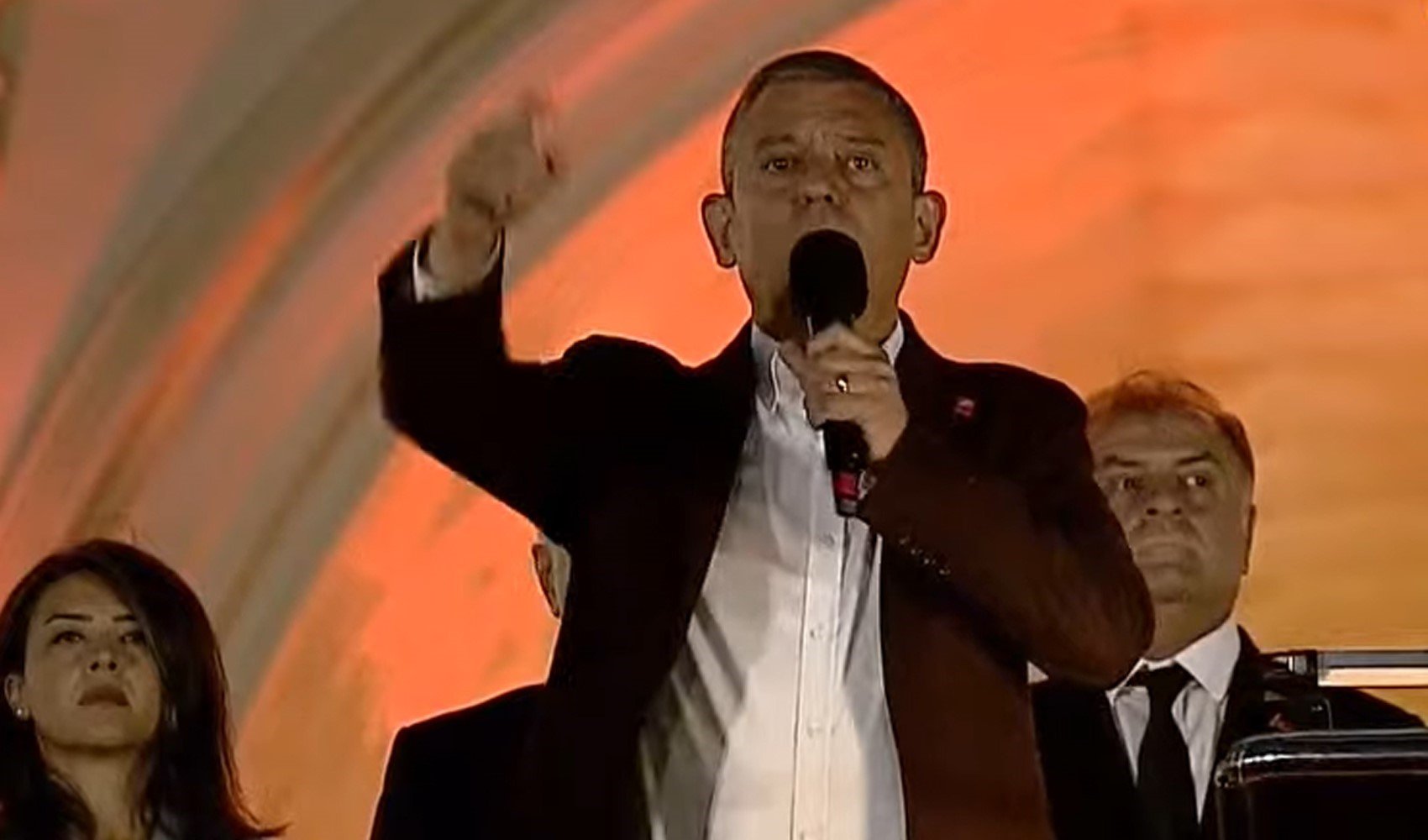 CHP Genel Başkanı Özel: Erdoğan'a, 'Yüzde 29 oyla orada oturamazsın' diyerek çağrıda bulundu