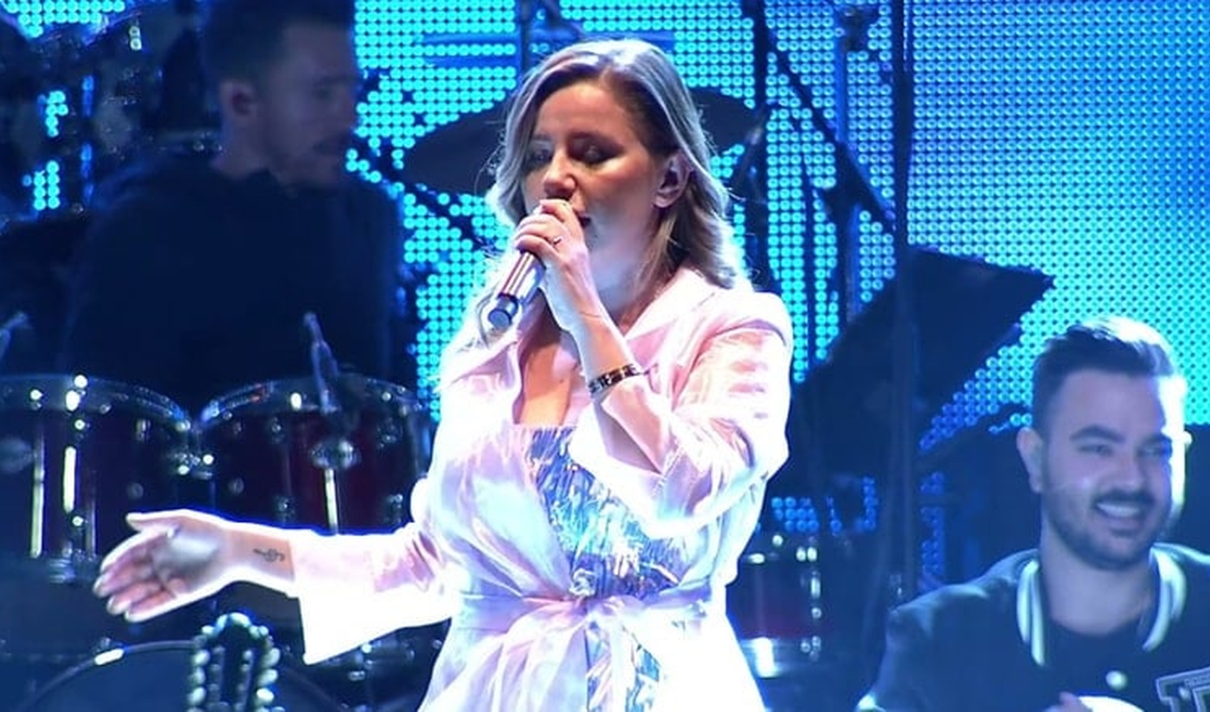 Merve Özbey konserinde bıçaklı saldırı