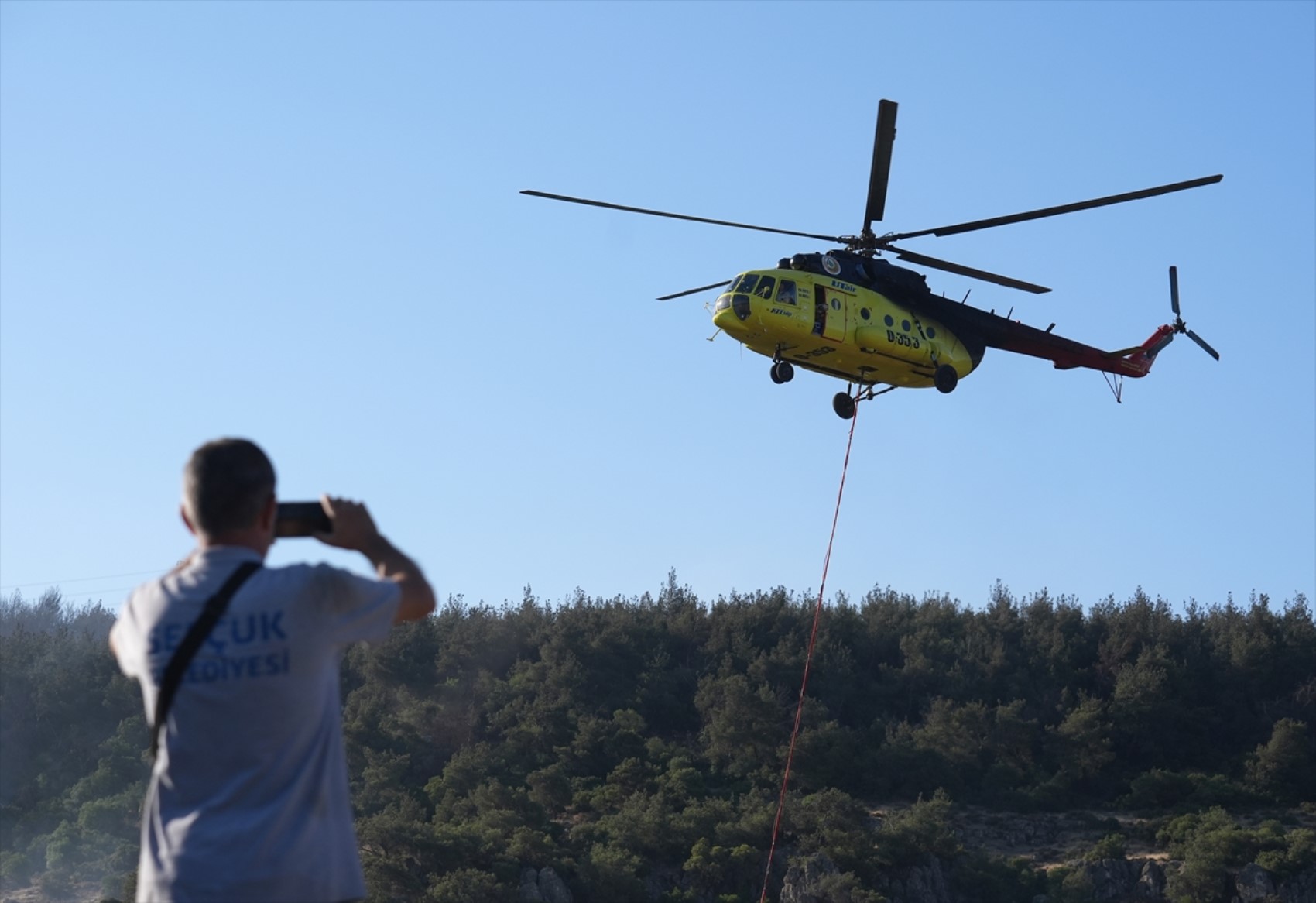 İzmir'deki orman yangını kontrol altına alındı! 200 ev boşaltıldı, 550'den fazla kişi tahliye edildi