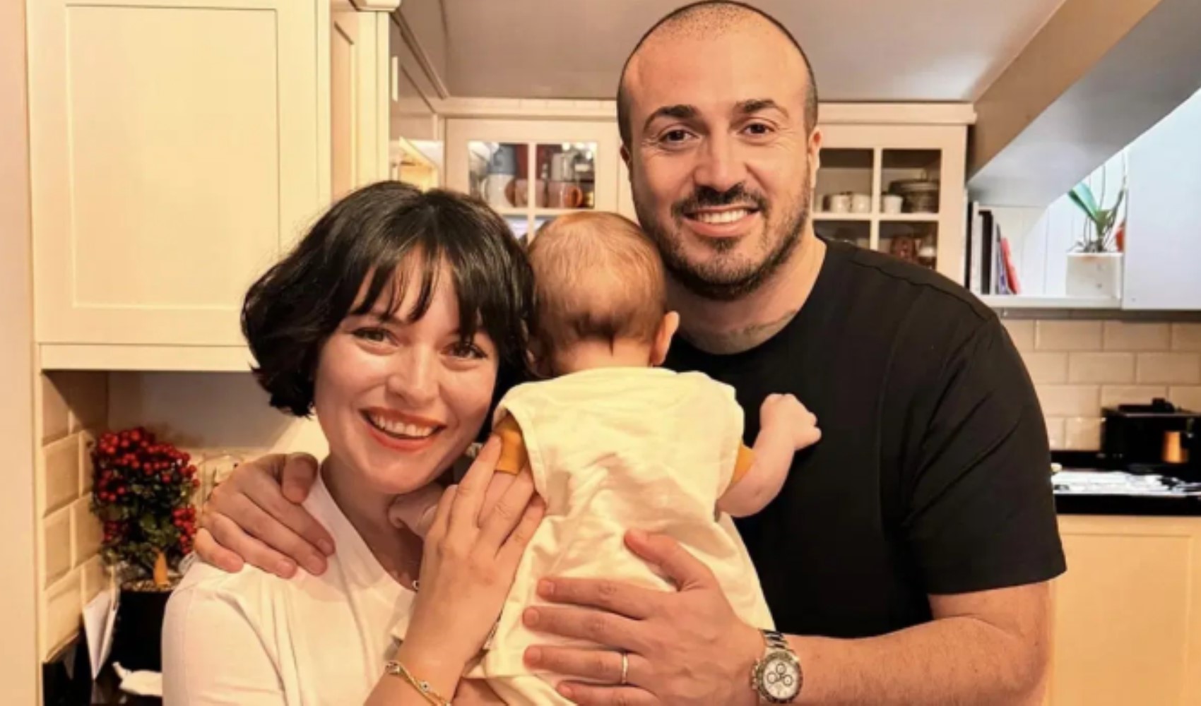 Ezgi Mola ve Mustafa Aksakallı'dan şoke eden karar! Boşandılar Ezgi Mola ve Mustafa Aksakallı'dan şoke eden karar! Boşandılar