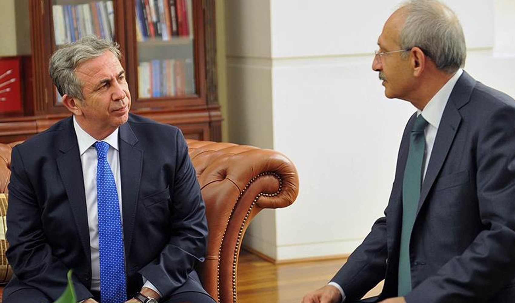 Mansur Yavaş'tan Kemal Kılıçdaroğlu'na 'siyaseti bırakırım' resti: CHP'de kurultay gerginliği büyüyor Mansur Yavaş'tan Kemal Kılıçdaroğlu'na 'siyaseti bırakırım' resti: CHP'de kurultay gerginliği büyüyor
