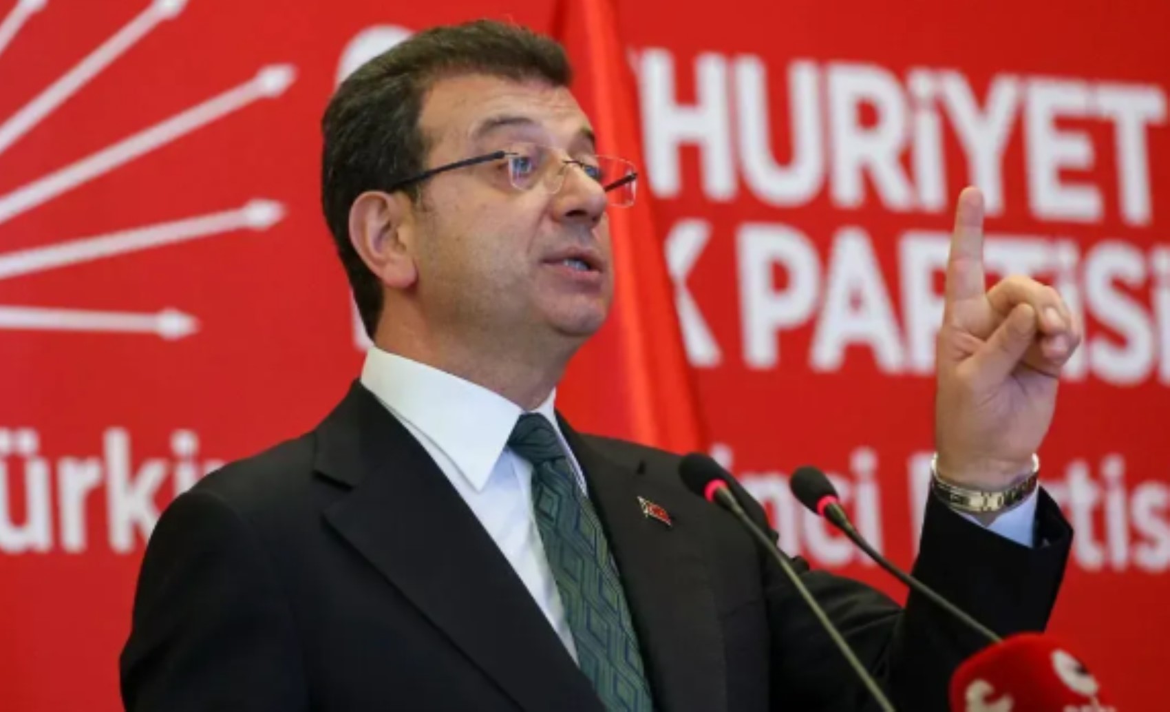 Cezaevinde duygusal anlar... Vahap Seçer'in elini tutup ağladı: 'Ailemi, hayatımı yok etmek istiyorlar, Beni beton duvarların arasına gömmek istiyorlar'