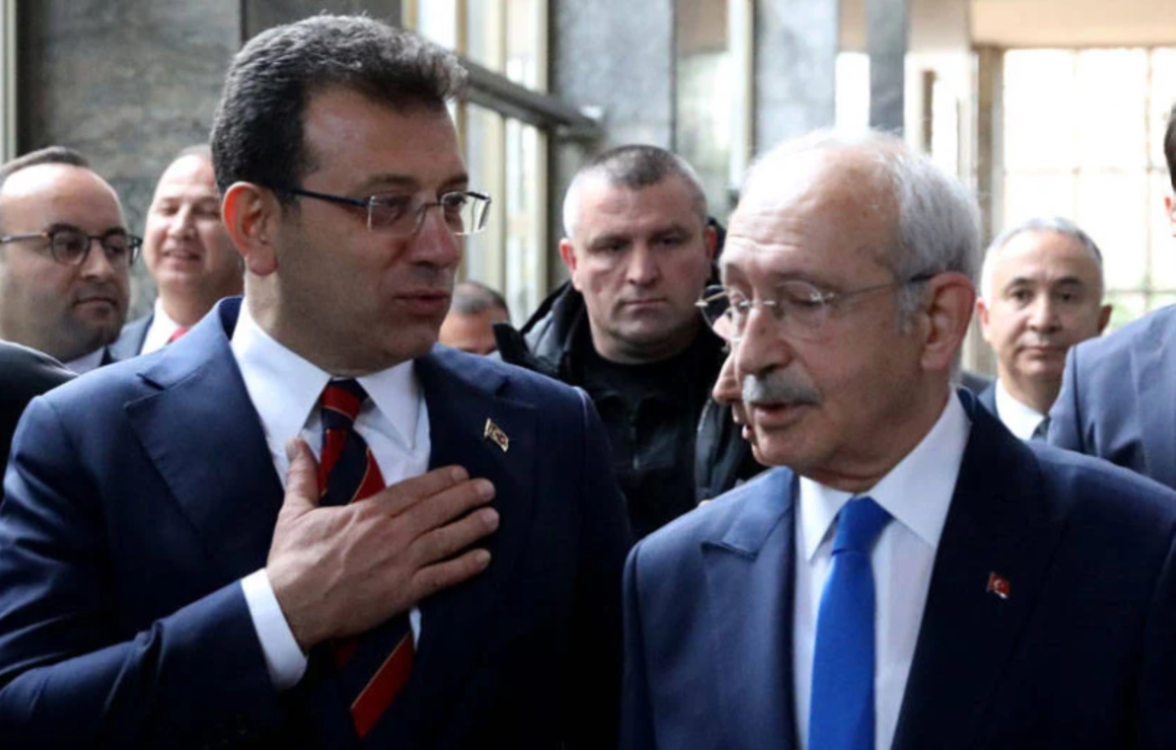 Cezaevinde duygusal anlar... Vahap Seçer'in elini tutup ağladı: 'Ailemi, hayatımı yok etmek istiyorlar, Beni beton duvarların arasına gömmek istiyorlar'