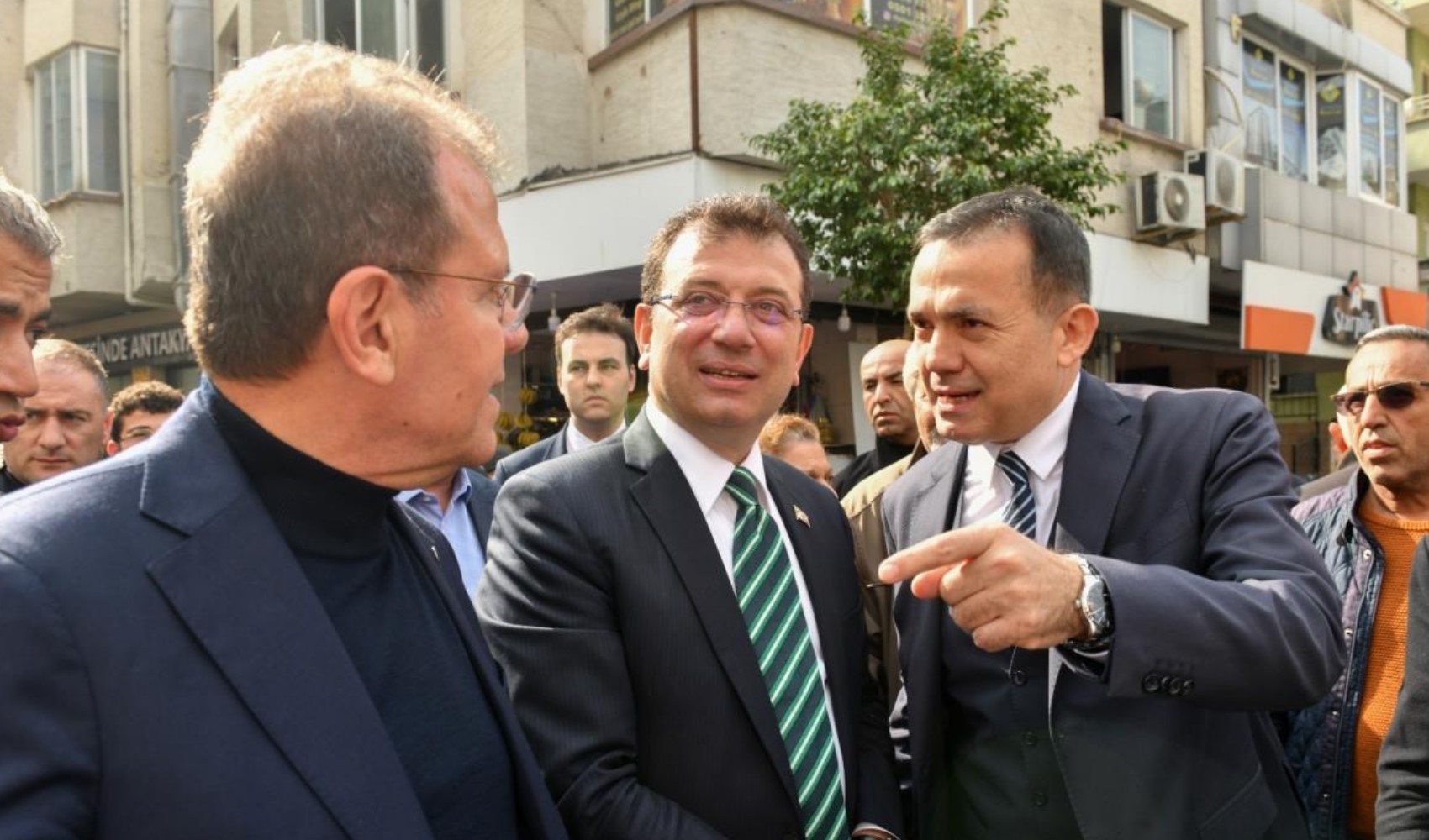 Cezaevinde duygusal anlar... Vahap Seçer'in elini tutup ağladı Cezaevinde duygusal anlar... Vahap Seçer'in elini tutup ağladı