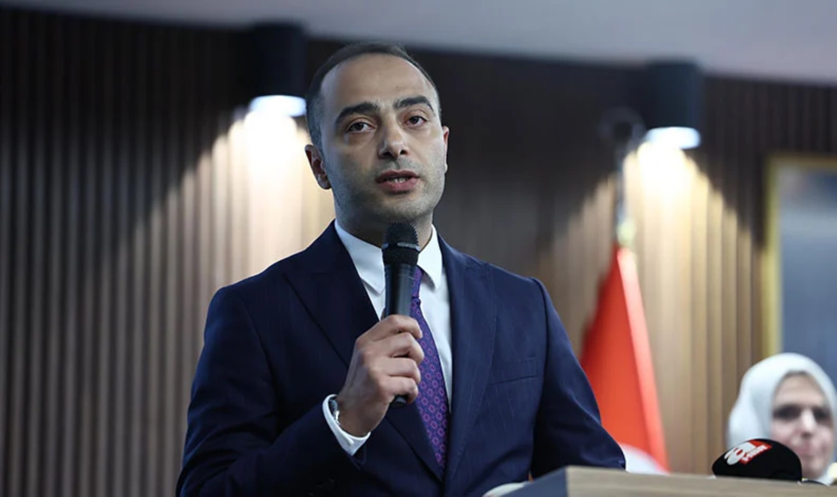 Hakan Bahçetepe'nin yerine gelmişti... Eray Karadeniz'den yeni skandal: Şimdi de Atatürk'ü kaldırdı!