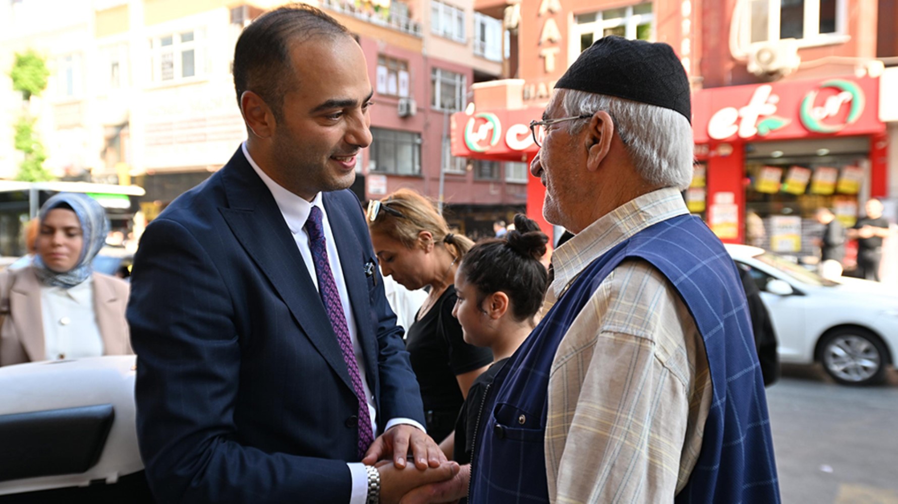 Hakan Bahçetepe'nin yerine gelmişti... Eray Karadeniz'den yeni skandal: Şimdi de Atatürk'ü kaldırdı!