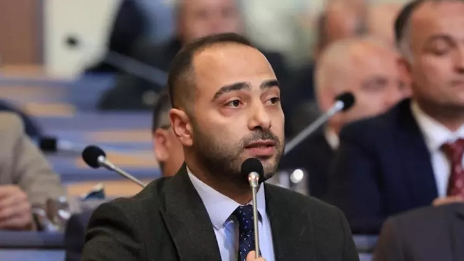 Hakan Bahçetepe'nin yerine gelmişti... Eray Karadeniz'den yeni skandal: Şimdi de Atatürk'ü kaldırdı!