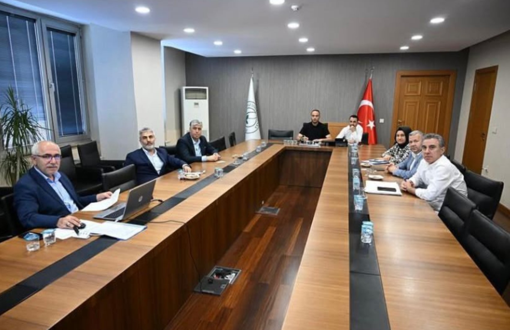 Hakan Bahçetepe'nin yerine gelmişti... Eray Karadeniz'den yeni skandal: Şimdi de Atatürk'ü kaldırdı!