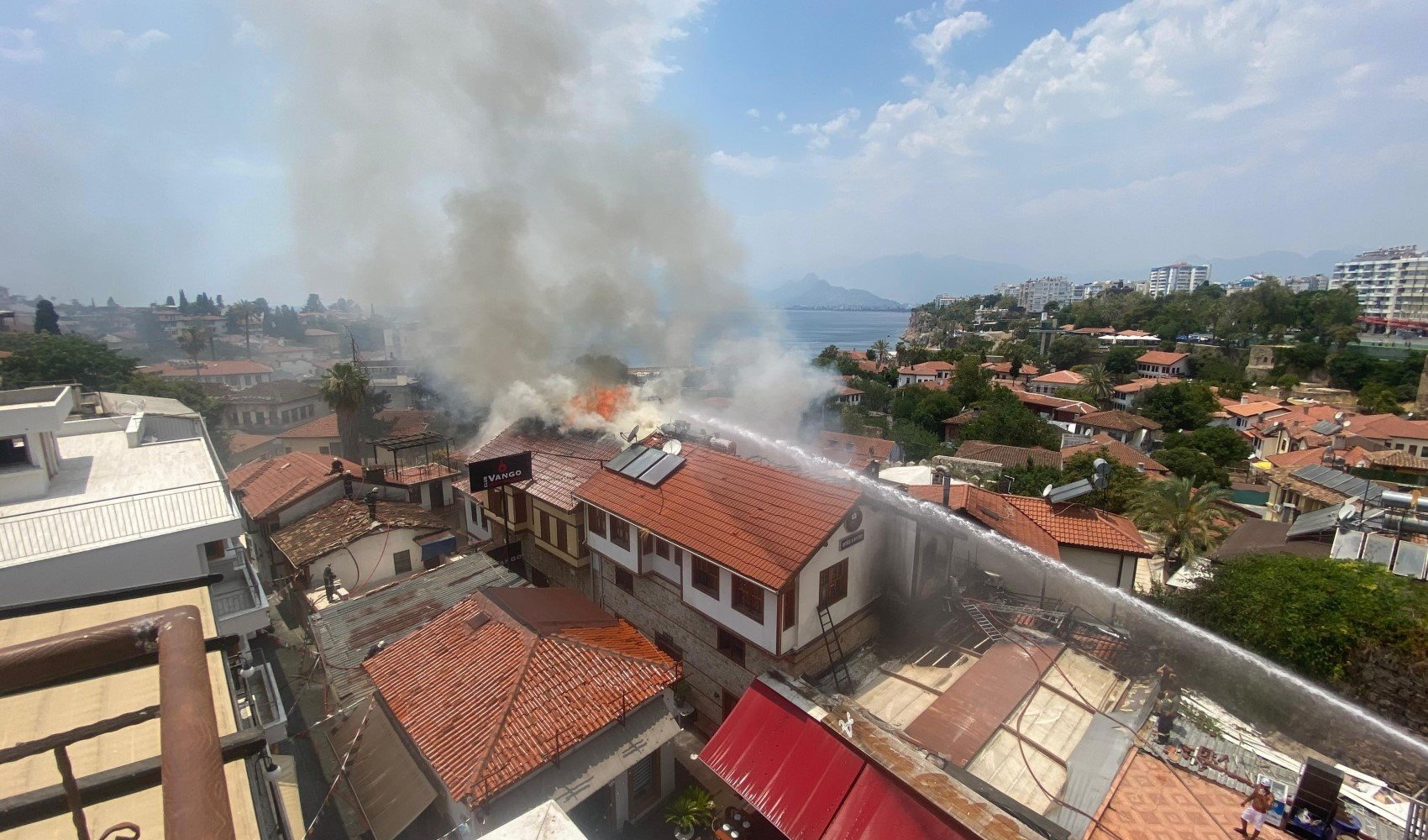 Antalya'da yangın alarmı! Otelden bara sıçradı
