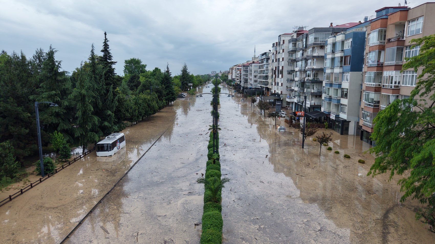 Trabzon’da sağanak felaketi: Şehir sular altında kaldı