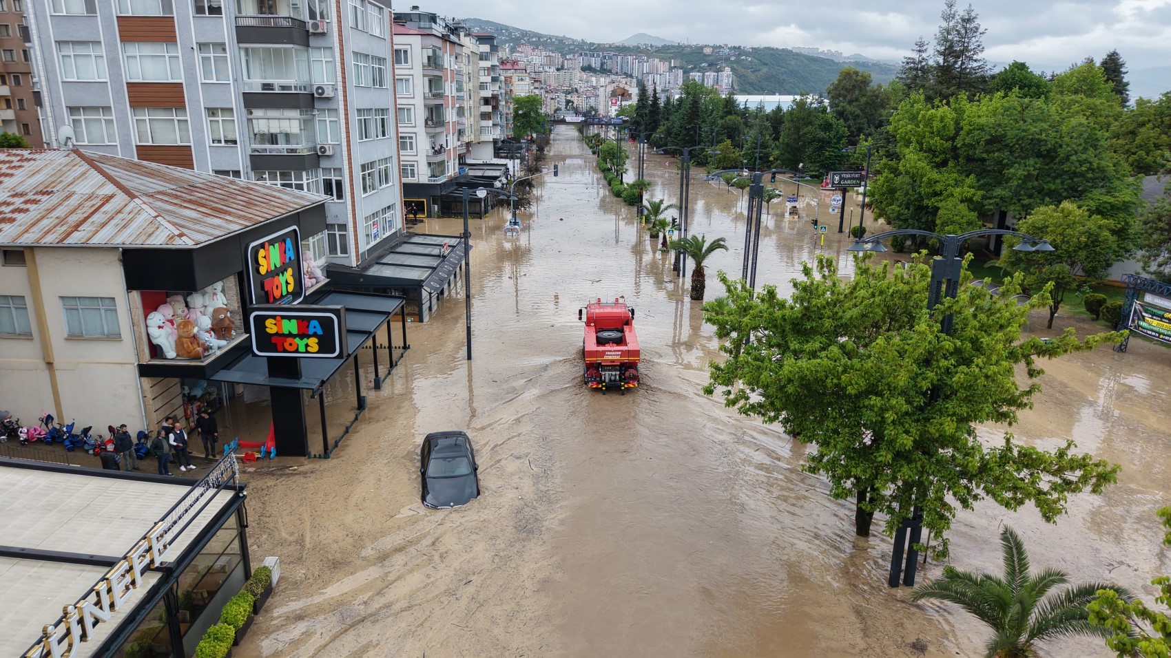 Trabzon’da sağanak felaketi: Şehir sular altında kaldı
