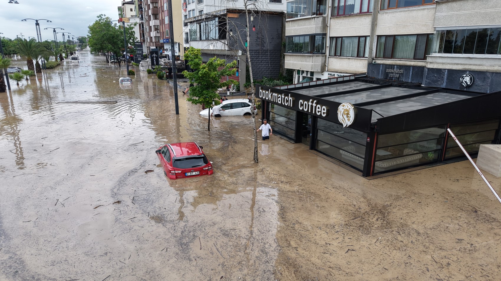 Trabzon’da sağanak felaketi: Şehir sular altında kaldı