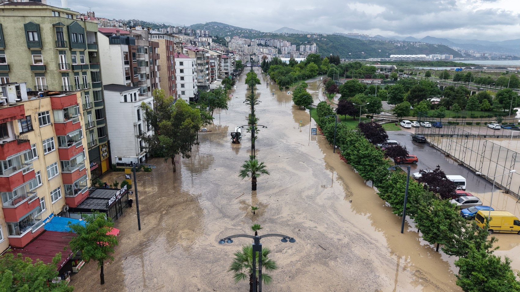 Trabzon’da sağanak felaketi: Şehir sular altında kaldı