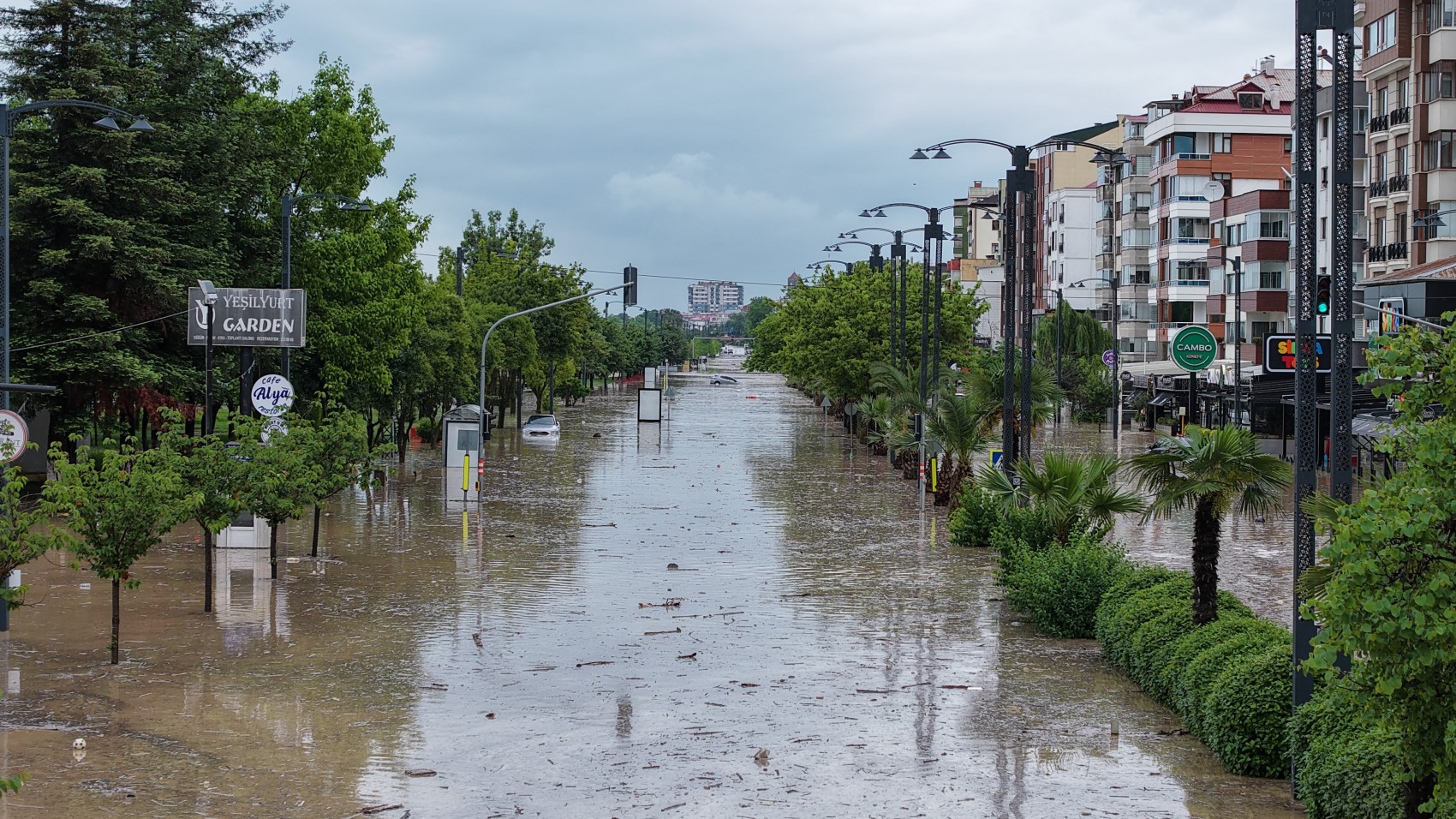 Trabzon’da sağanak felaketi: Şehir sular altında kaldı