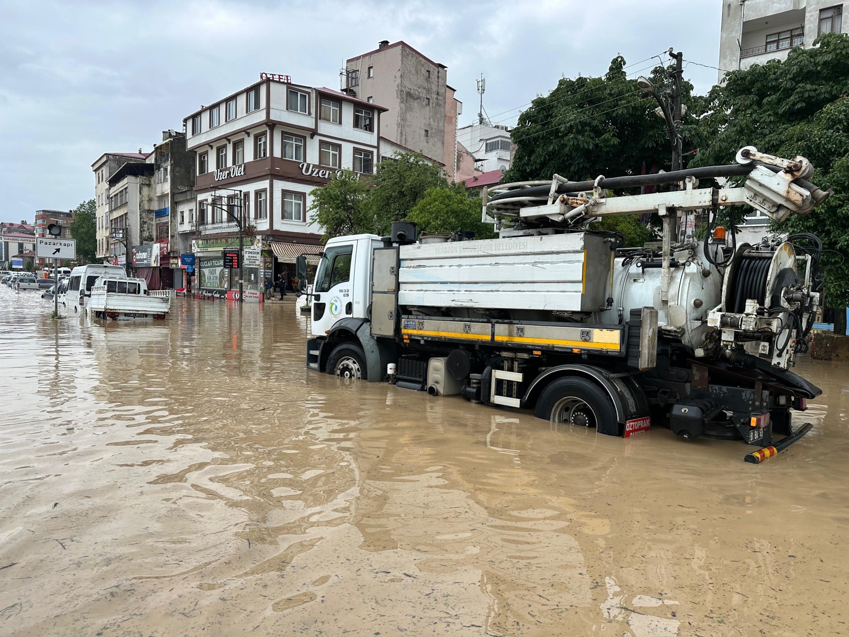 Trabzon’da sağanak felaketi: Şehir sular altında kaldı