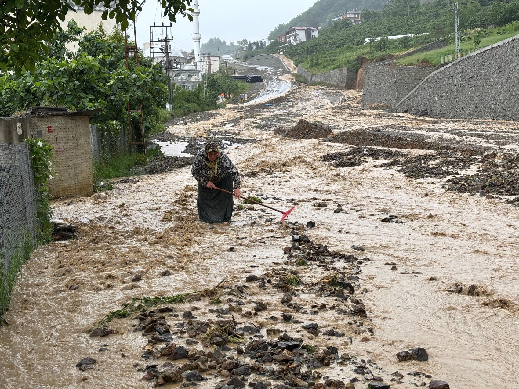 Trabzon’da sağanak felaketi: Şehir sular altında kaldı