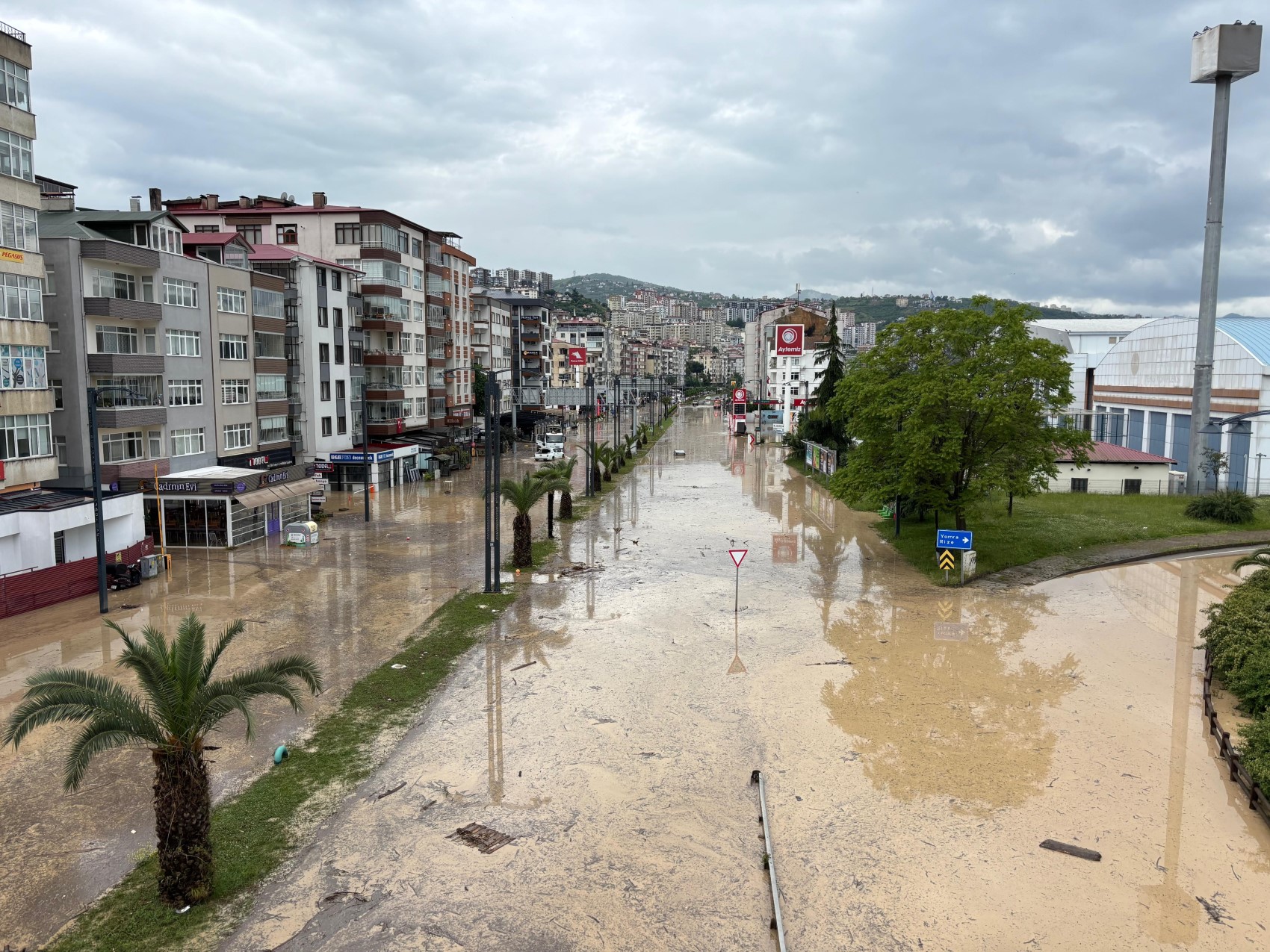 Trabzon’da sağanak felaketi: Şehir sular altında kaldı