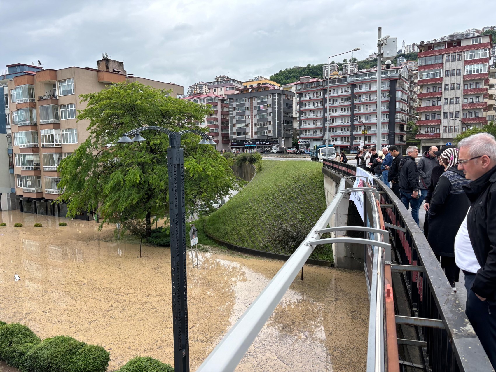 Trabzon’da sağanak felaketi: Şehir sular altında kaldı