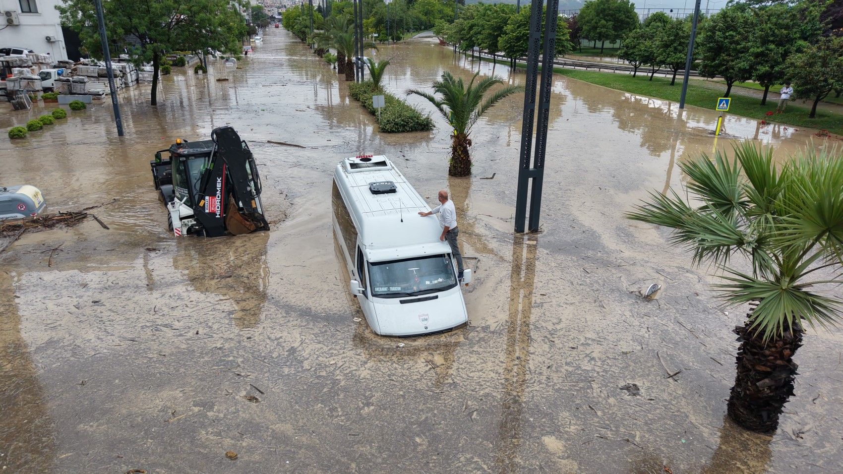 Trabzon’da sağanak felaketi: Şehir sular altında kaldı