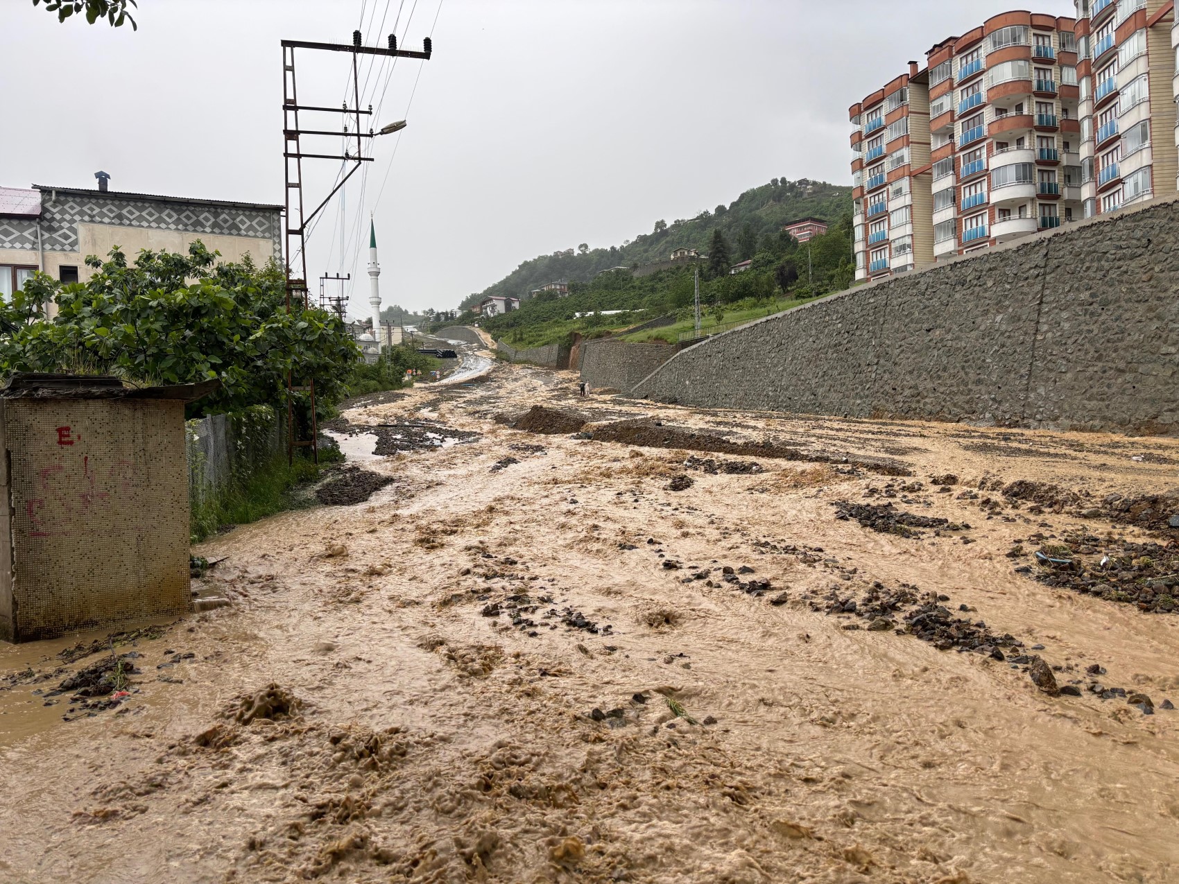 Trabzon’da sağanak felaketi: Şehir sular altında kaldı
