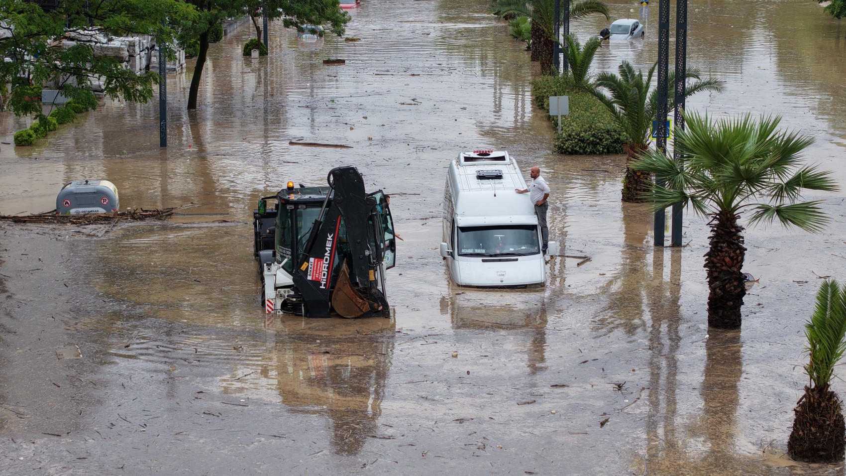 Trabzon’da sağanak felaketi: Şehir sular altında kaldı