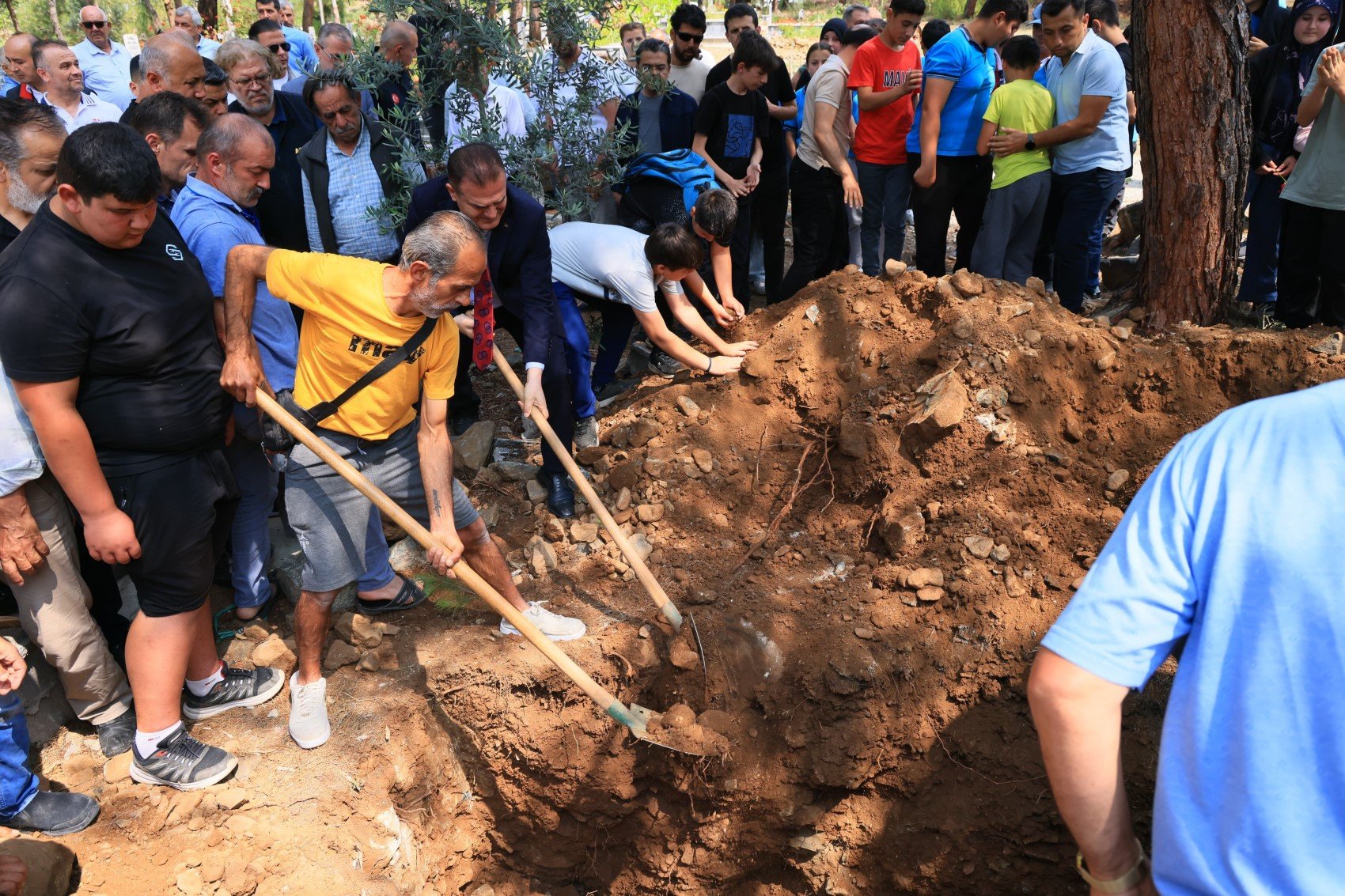 Marmaris depremi Afra Nur’u hayattan kopardı! Son yolculuğuna uğurlandı
