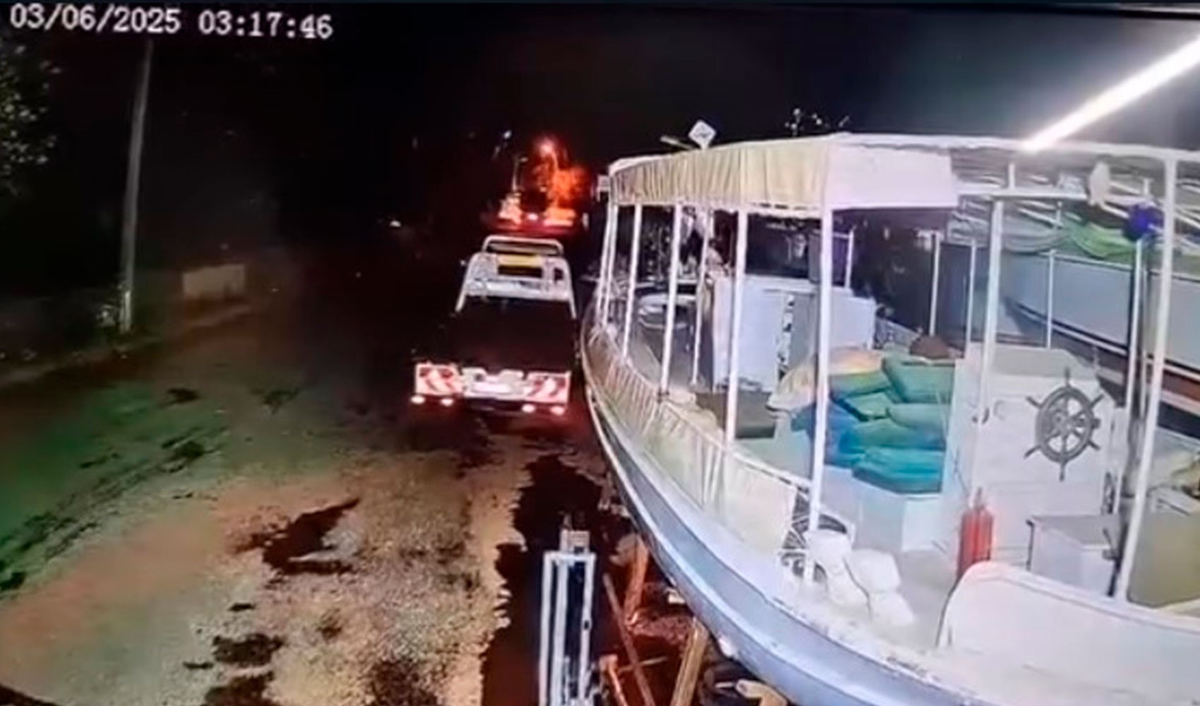 Marmaris'teki 5.8 büyüklüğündeki deprem anı kamerada!