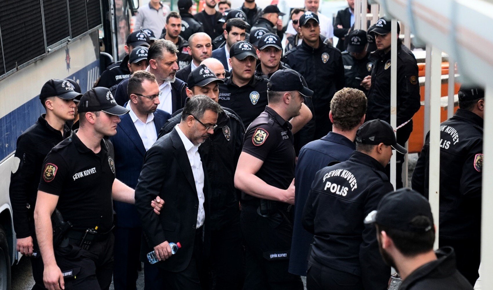 İBB operasyonlarında AA üzerinden algı operasyonu: 'Masumiyet karineleri hiçe sayılmıştır'