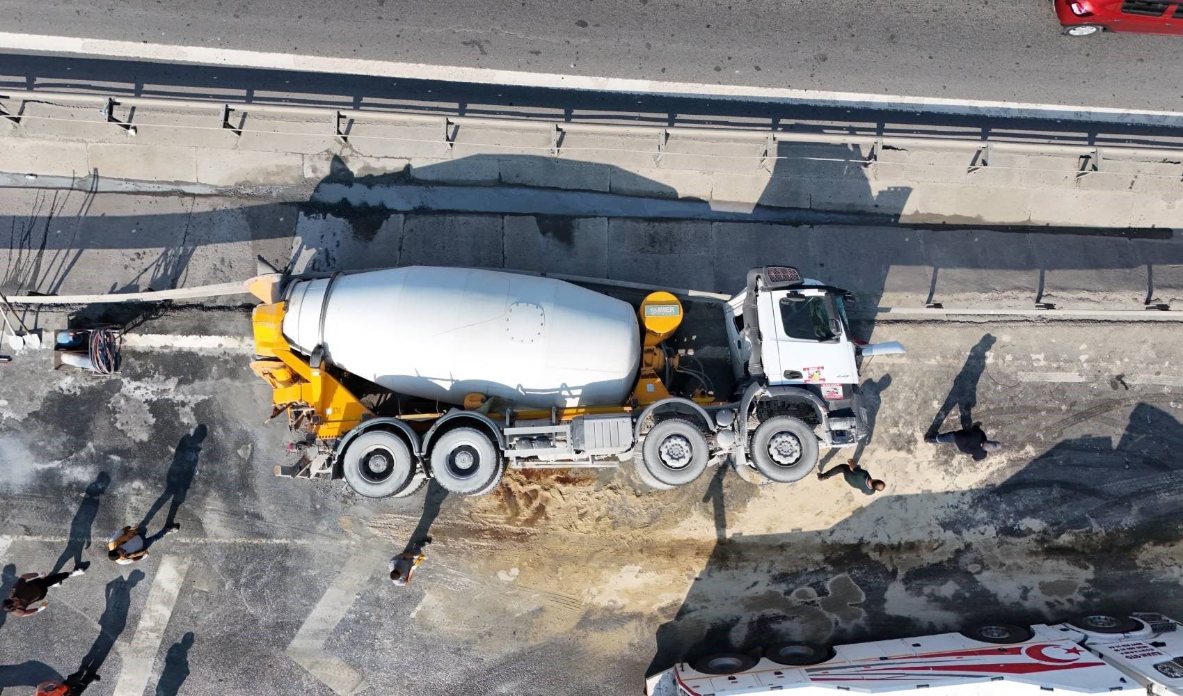 Bahçelievler'de beton mikseri devrildi! Trafik durma noktasına geldi