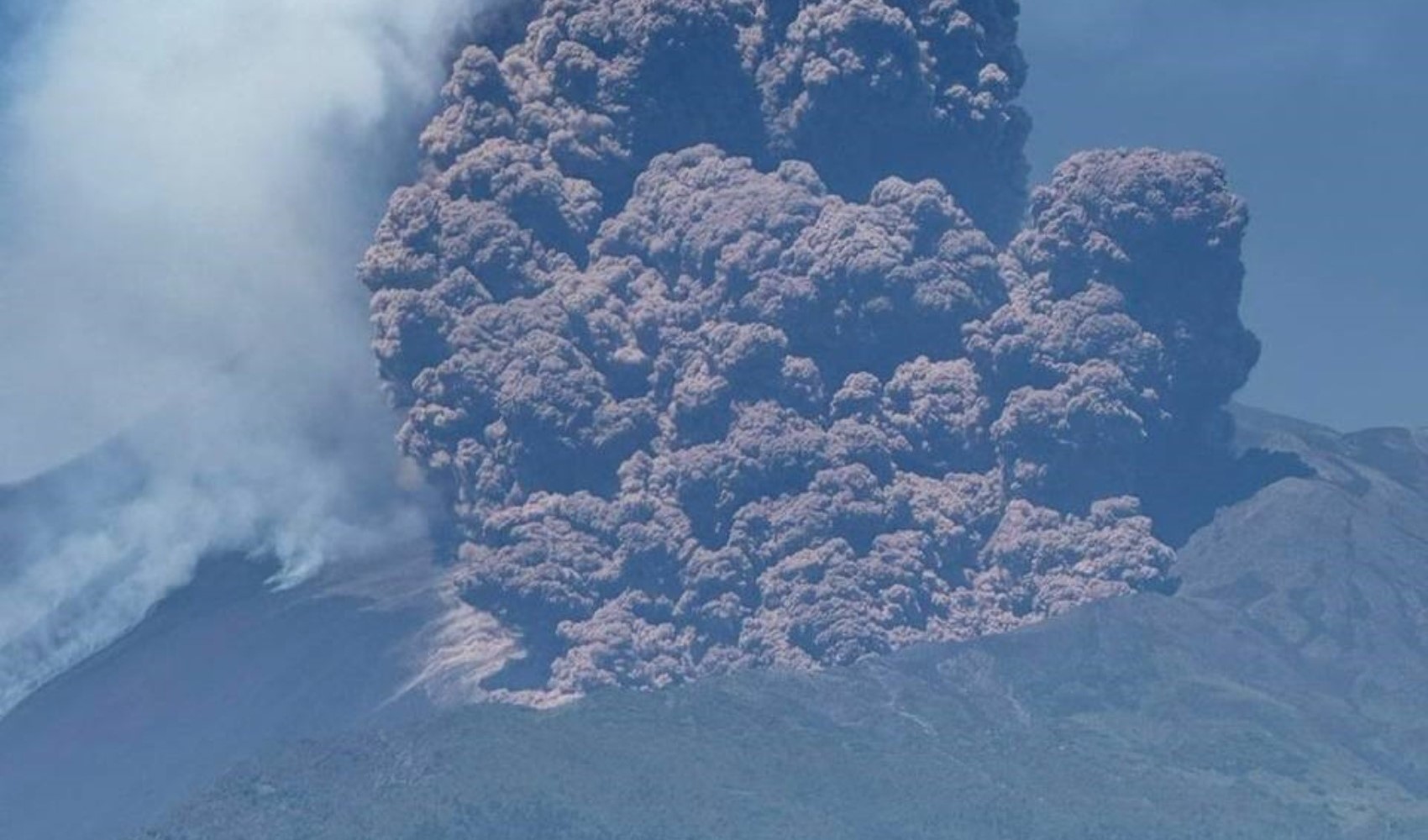 Etna Yanardağı turistlerin gözleri önünde patladı Etna Yanardağı turistlerin gözleri önünde patladı