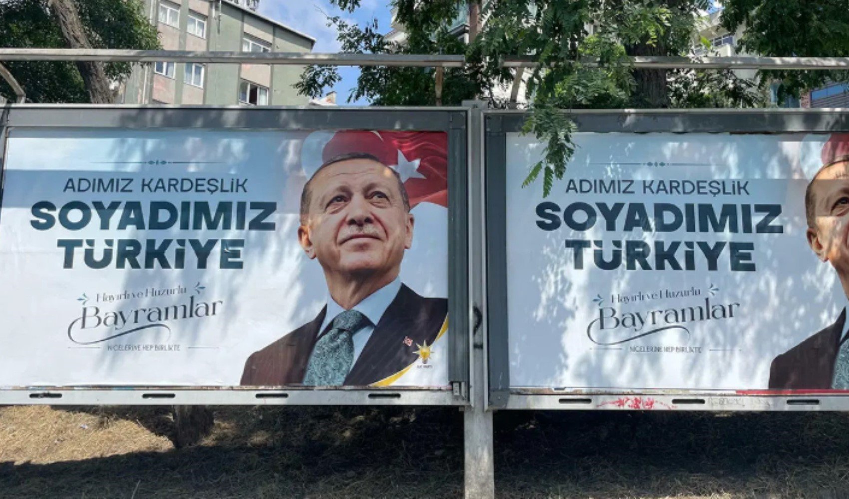 Erdoğan'ın afişlerinde yer alan slogan tutuklu belediye başkanına ait çıktı! 'Babamın sözü panolarda, kendisi hapiste'