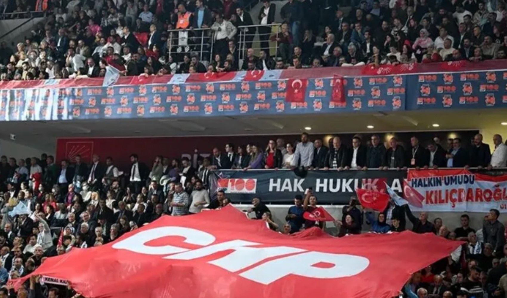 Prof. Sözüer'den 10 maddelik kurultay davası yorumu! 'Eylemli kapatma girişimi'