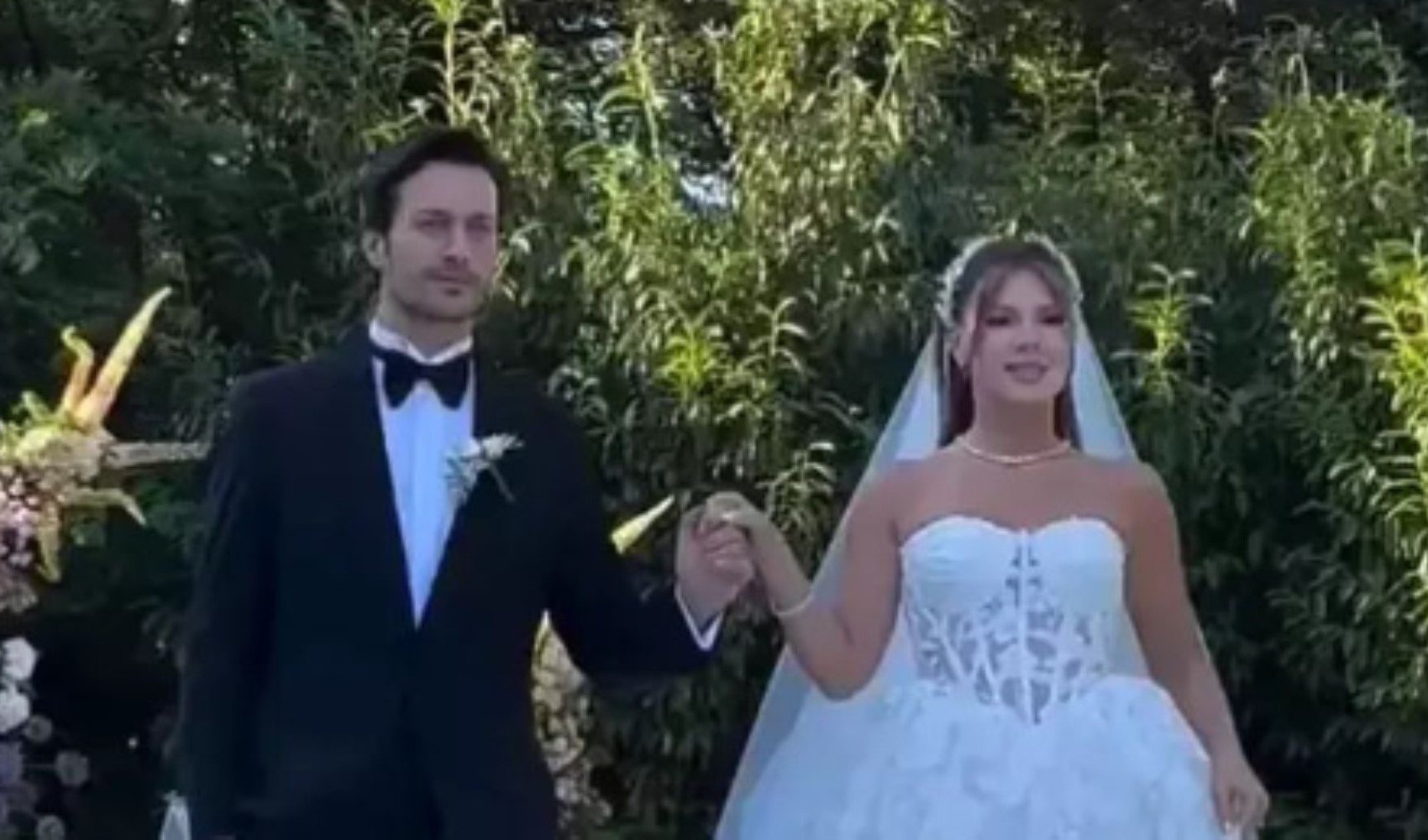Feyyaz Şerifoğlu ve Merve Dinçkol evlendi! Hande Erçel horon tepti