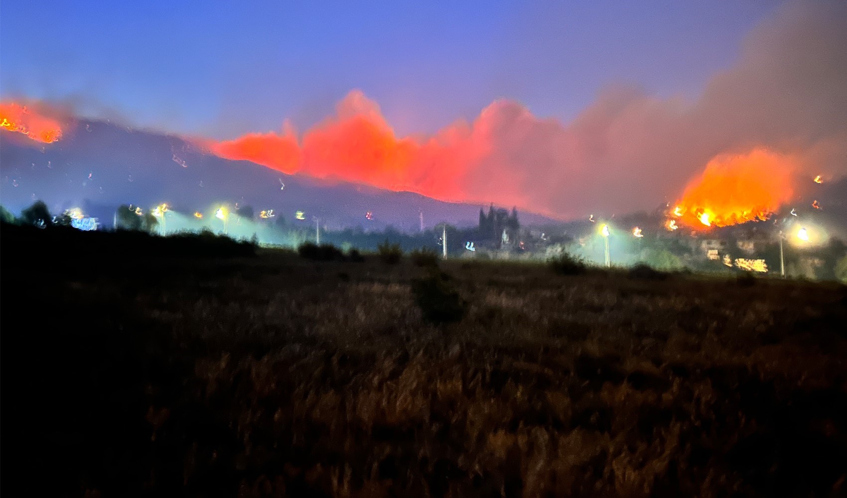 Hatay’daki orman yangını 10 saati aştı: Bin 800 kişi tahliye edildi Hatay’daki orman yangını 10 saati aştı: Bin 800 kişi tahliye edildi