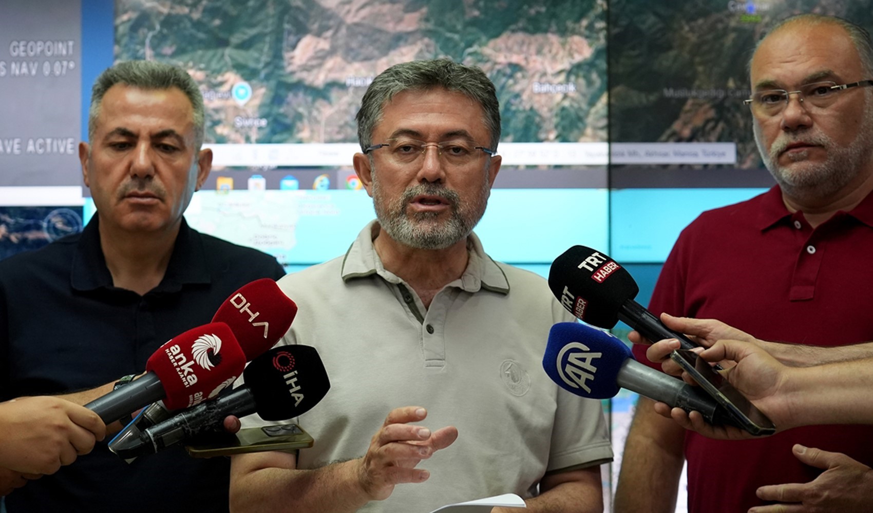 Tarım ve Orman Bakanı Yumaklı'dan 'Devam eden 7 yangın var' açıklaması: 5 köy ve 2 mahalle tahliye edildi