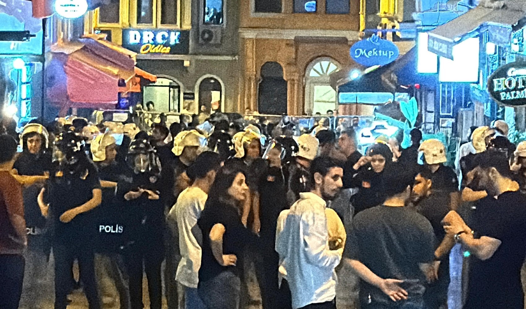 Leman dergisi önünde 'tekbir' sesleri