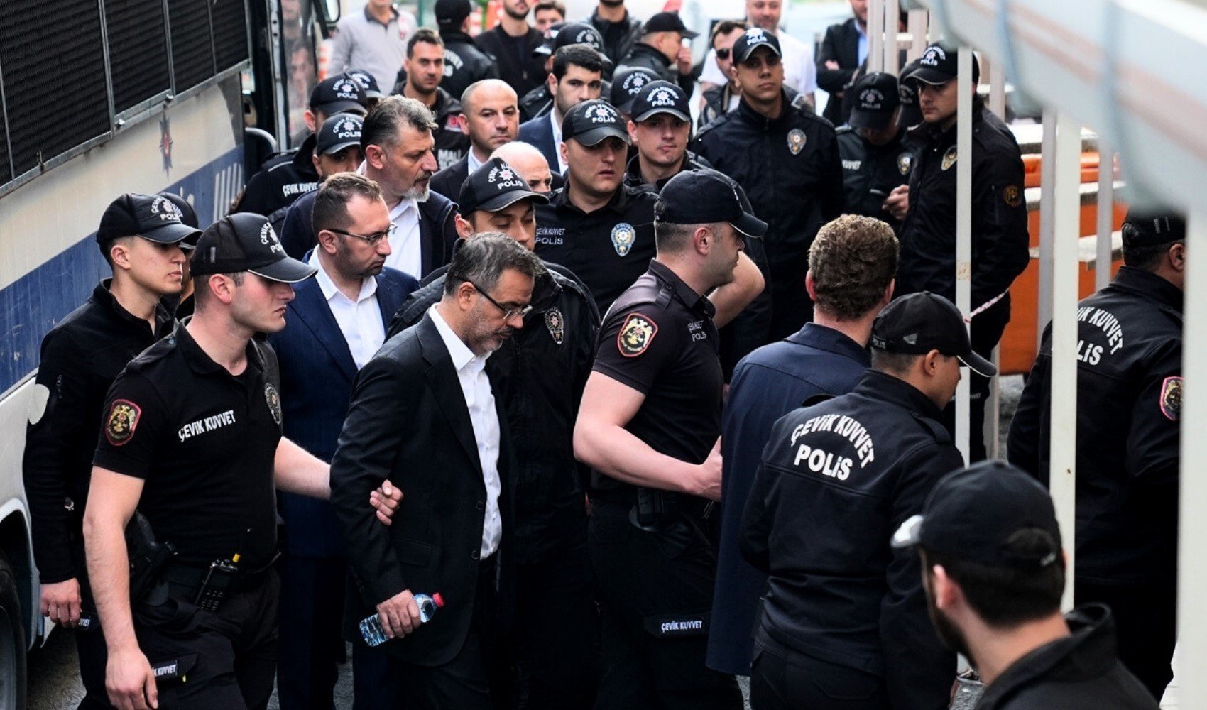 CHP'li belediyelere yönelik 4 ayrı soruşturmada 22 tutuklama! 14 kişi adli kontrolle serbest