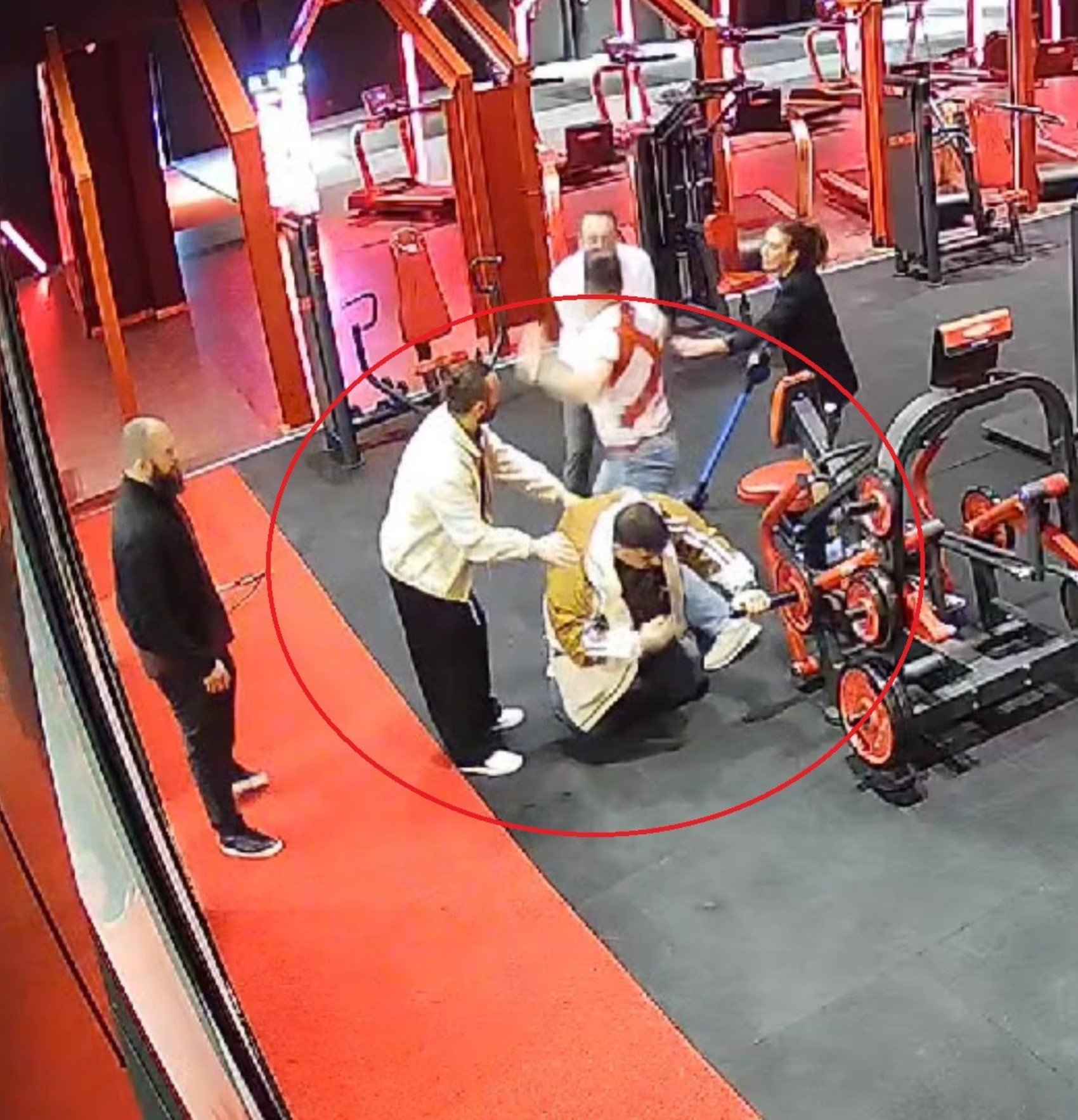 Milli sporcunun izin günü kabusa döndü: Spor salonu sahibi silah çekip darp ettirdi!
