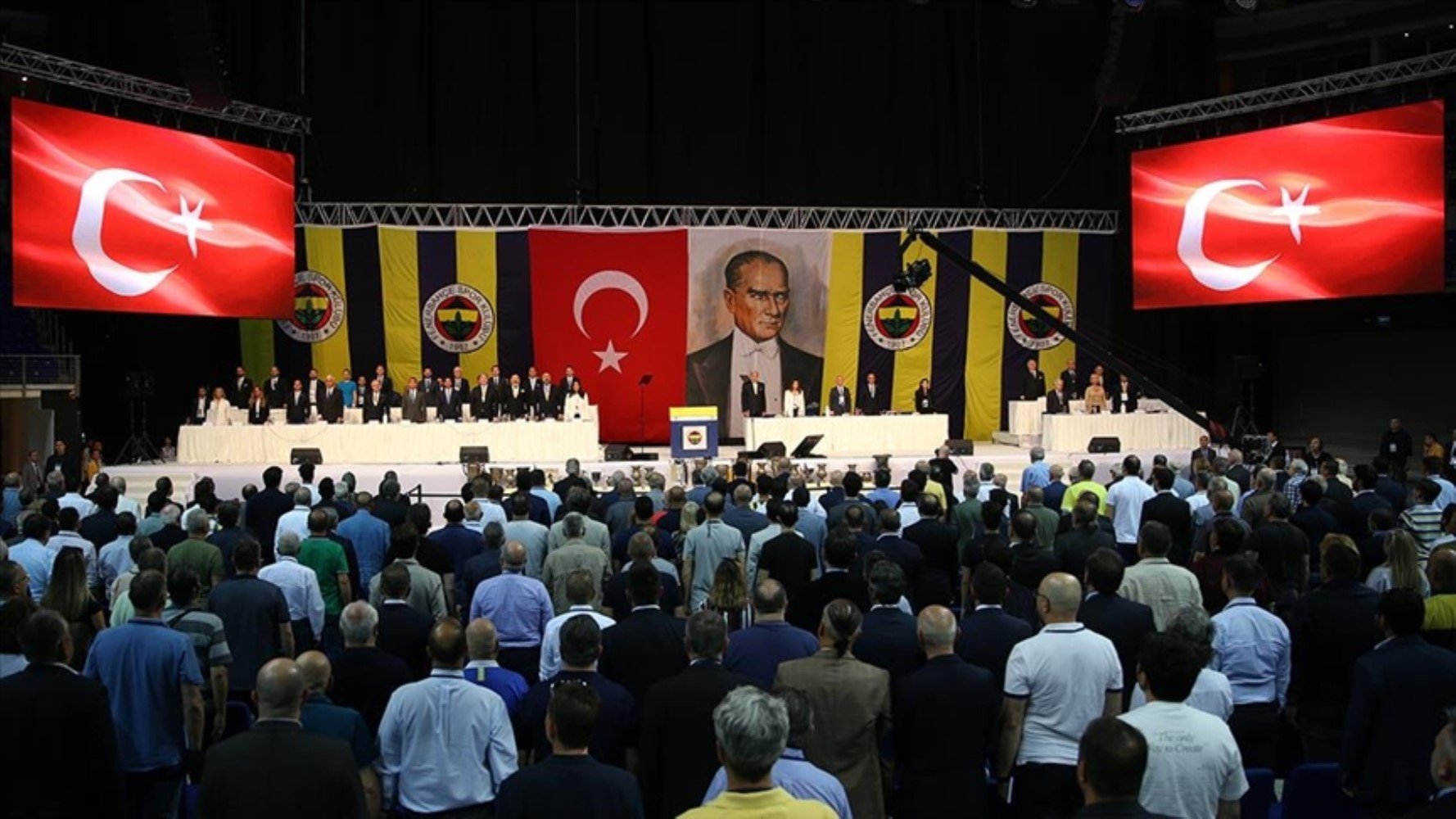 Son Dakika... Fenerbahçe'de tek gündem imza... Yönetimden resmi açıklama geldi: Kulübe ulaşan toplam imza sayısı belli oldu